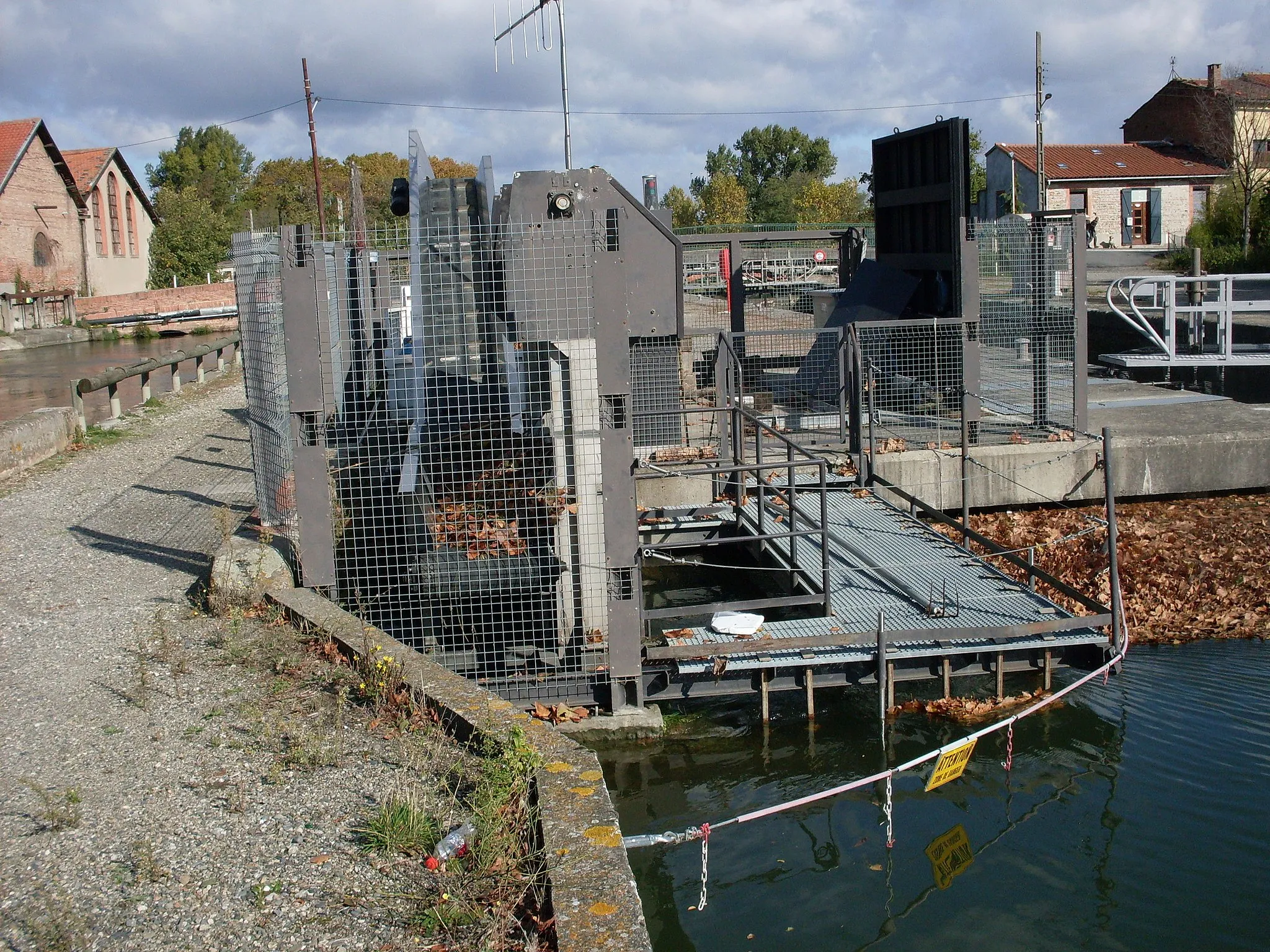 Photo showing: System to catch dead leaves floating in a canal, here on the Canal de Garonne, Toulouse