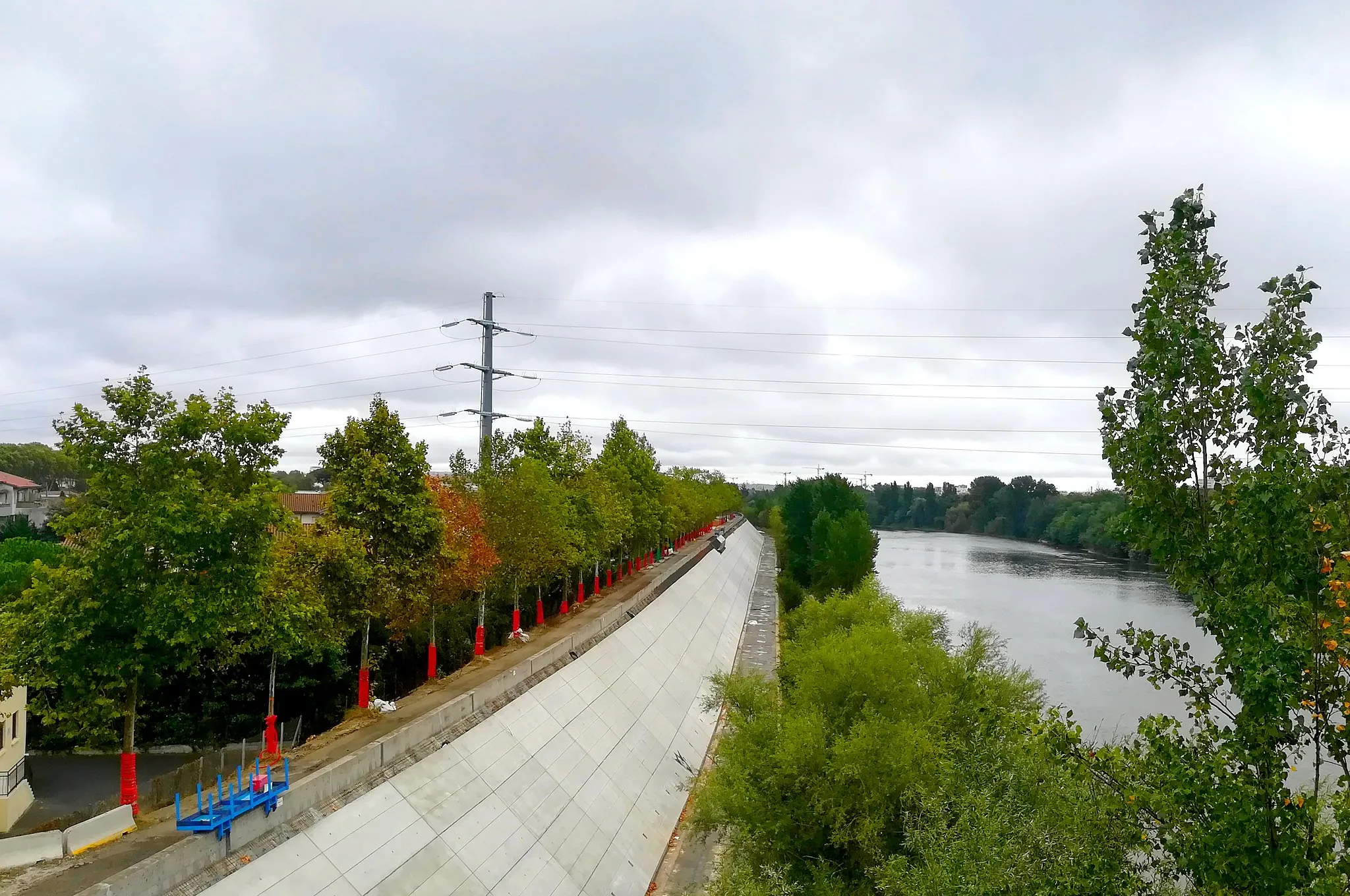 Photo showing: Les berges de la Garonne aux Sept Deniers vues depuis l'A621 à Toulouse.