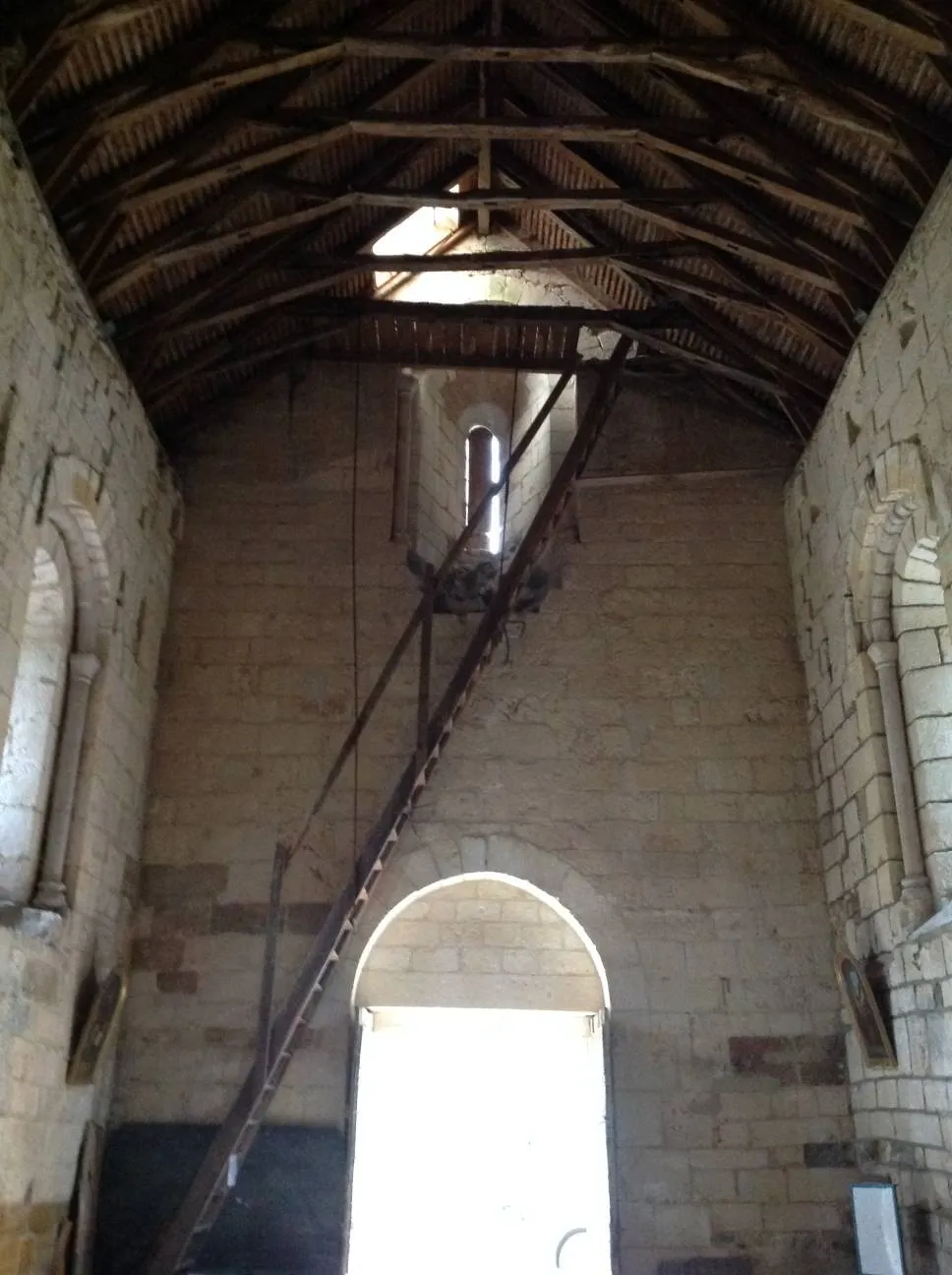 Photo showing: Vue intérieure de l'église de la nativité du vallon de Lasvaux à Cazillac : la charpente et l'escalier menant en haut du clocher-mur. Nord du département du Lot en France