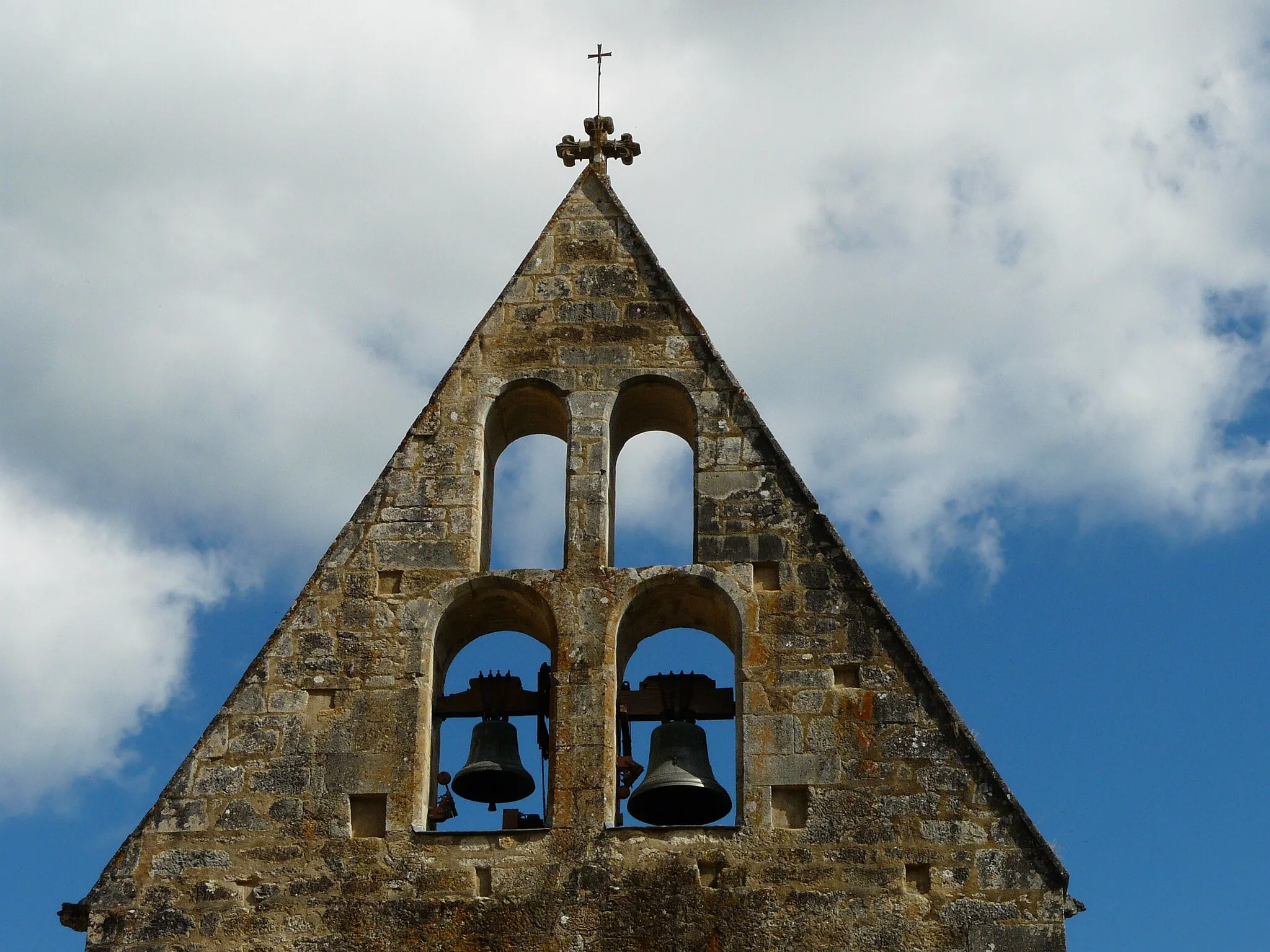 Photo showing: Le clocher-mur de l'église d'Aillac, Carsac-Aillac, Dordogne, France.