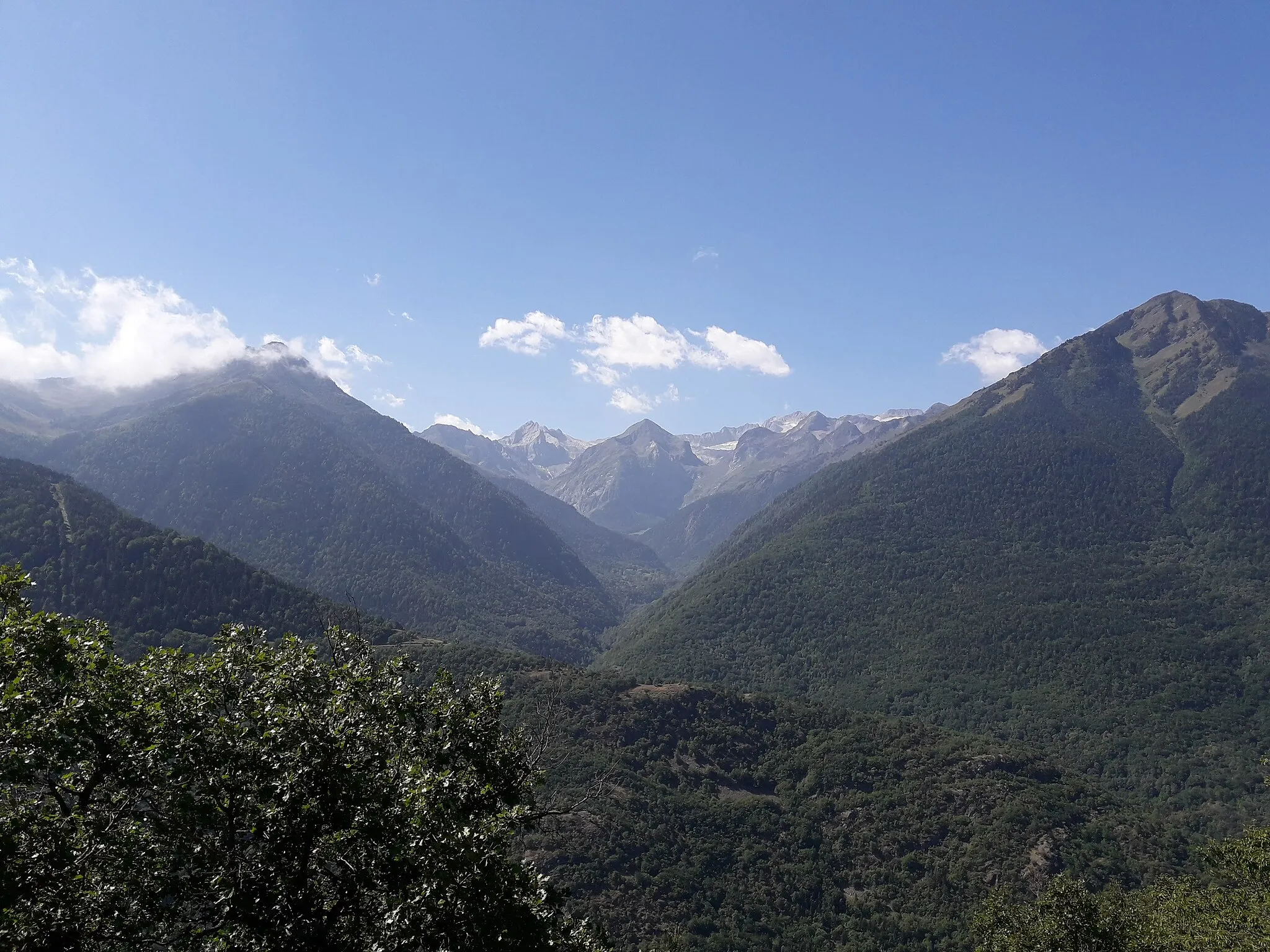 Photo showing: Vista del del Guardader de Vilamòs, a la carretera que puja al poble. Es veu fins a l'Aneto.