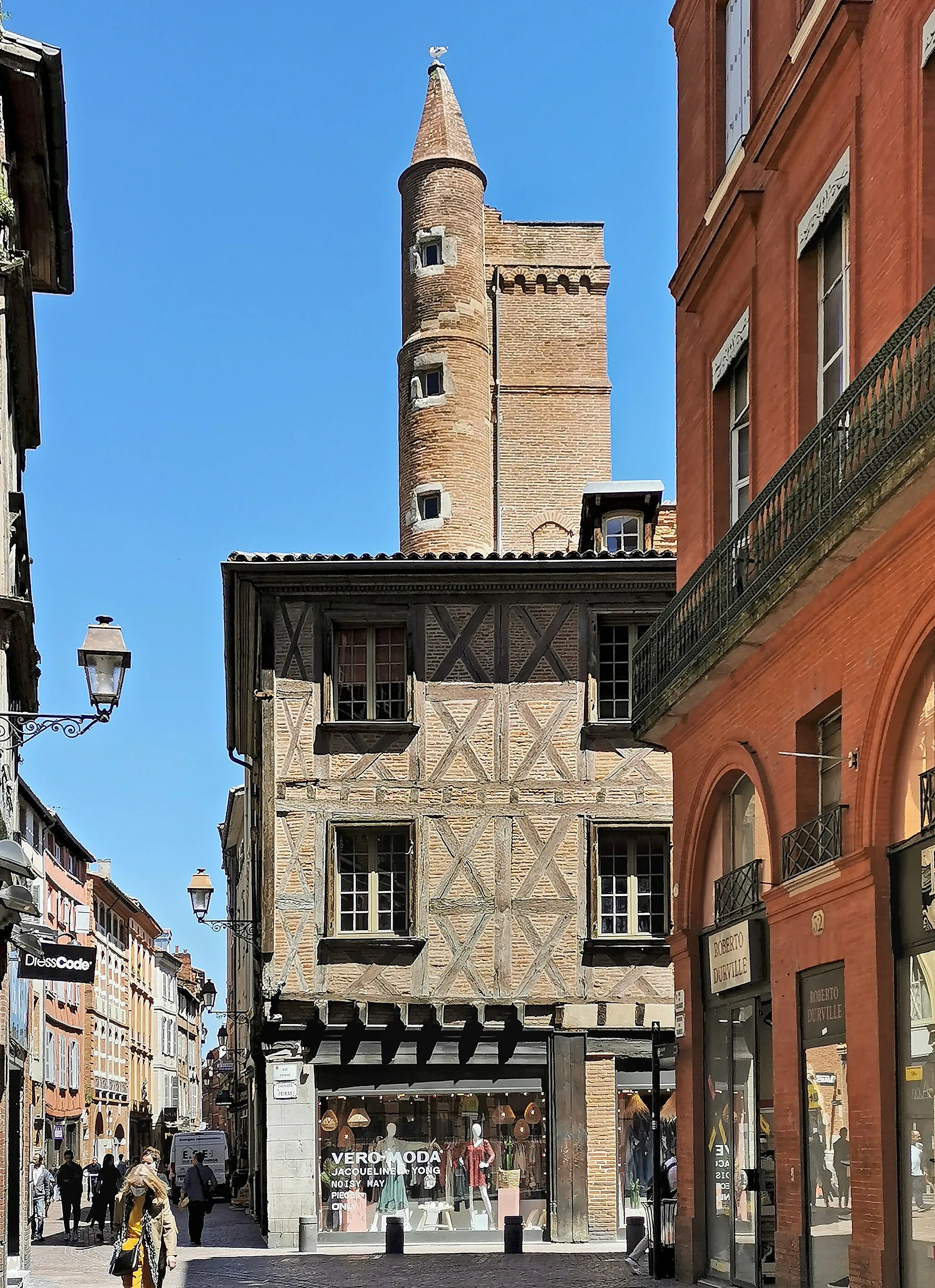 Photo showing: This building is inscrit au titre des monuments historiques de la France. It is indexed in the base Mérimée, a database of architectural heritage maintained by the French Ministry of Culture, under the reference PA00094642 .