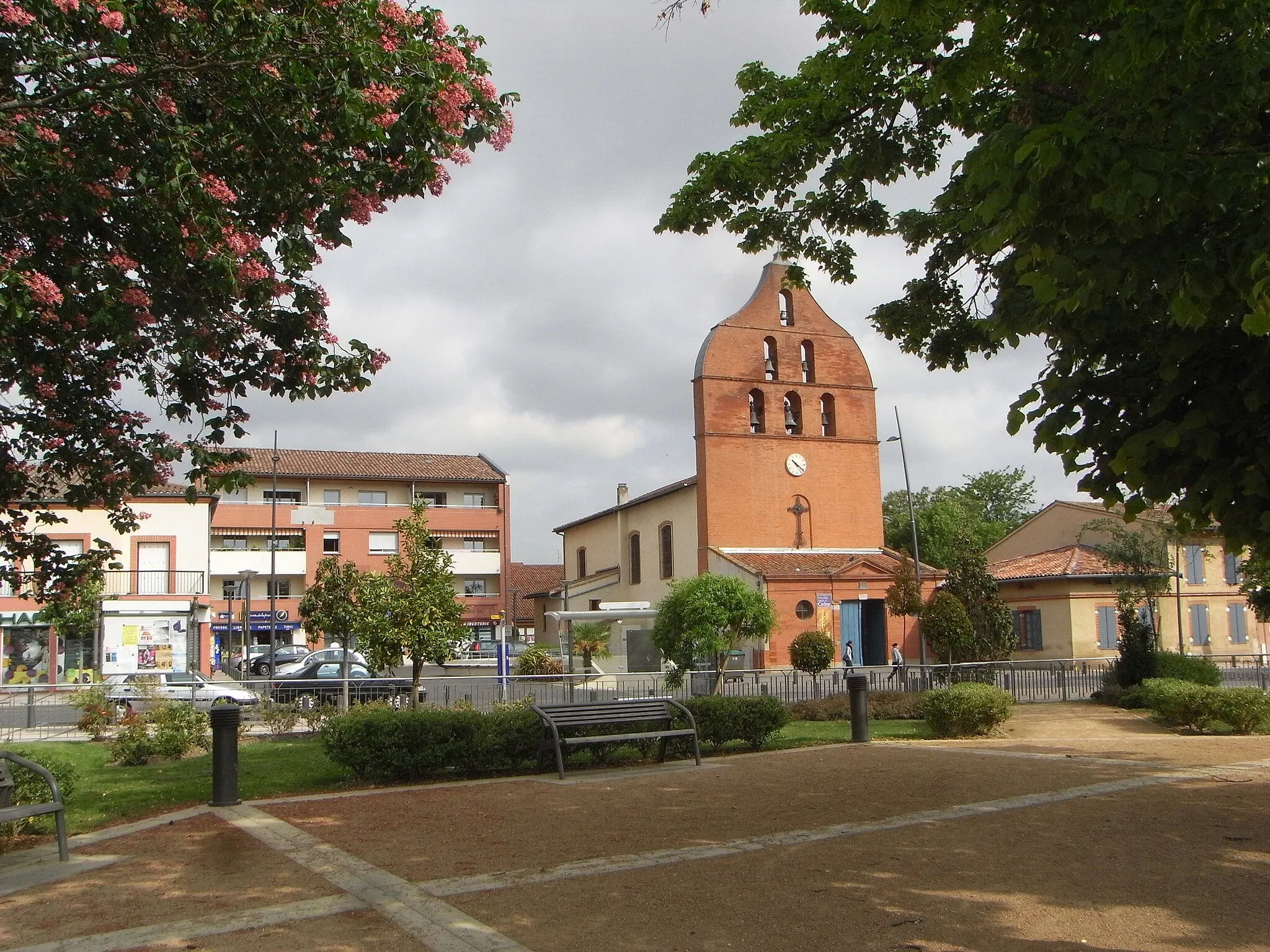 Photo showing: Tournefeuille (Haute-Garonne, France) : L'église Saint-Pierre vue depuis la place de la mairie.