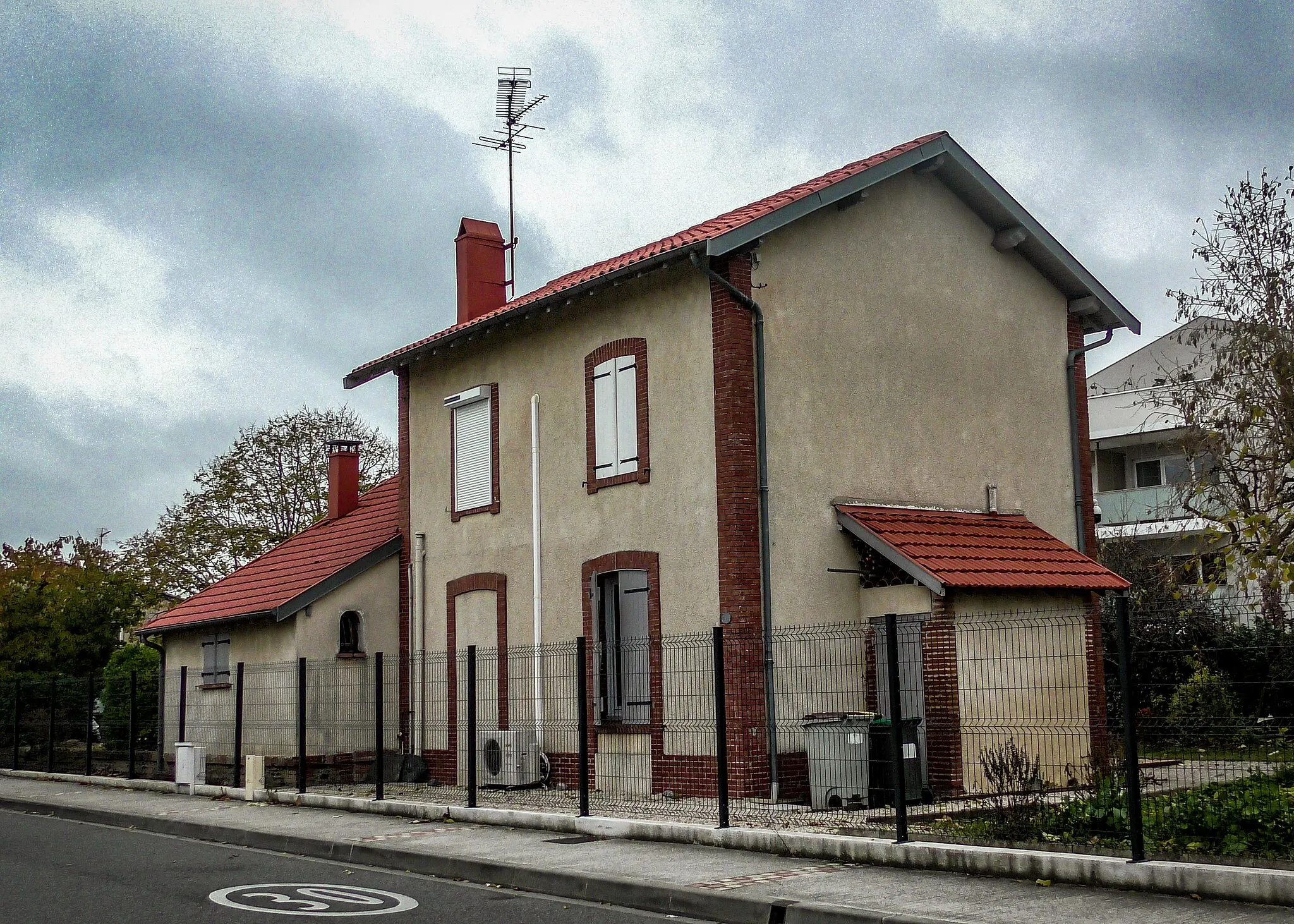 Photo showing: L'ancien bâtiment voyageurs de la gare de Tournefeuille, en décembre 2022.