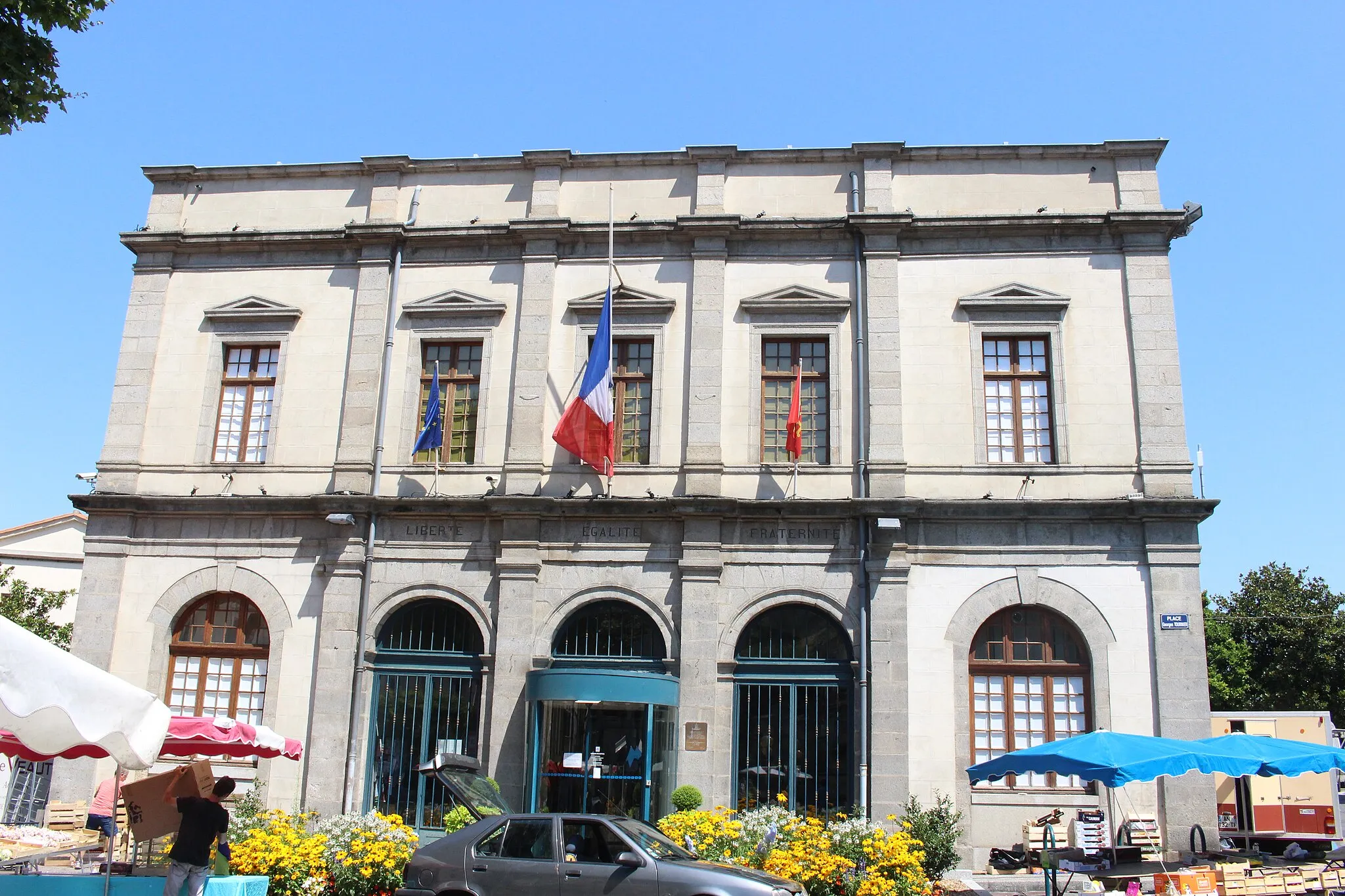 Photo showing: Hôtel de ville de Mazamet pendant le marché, Mazamet 81200 France