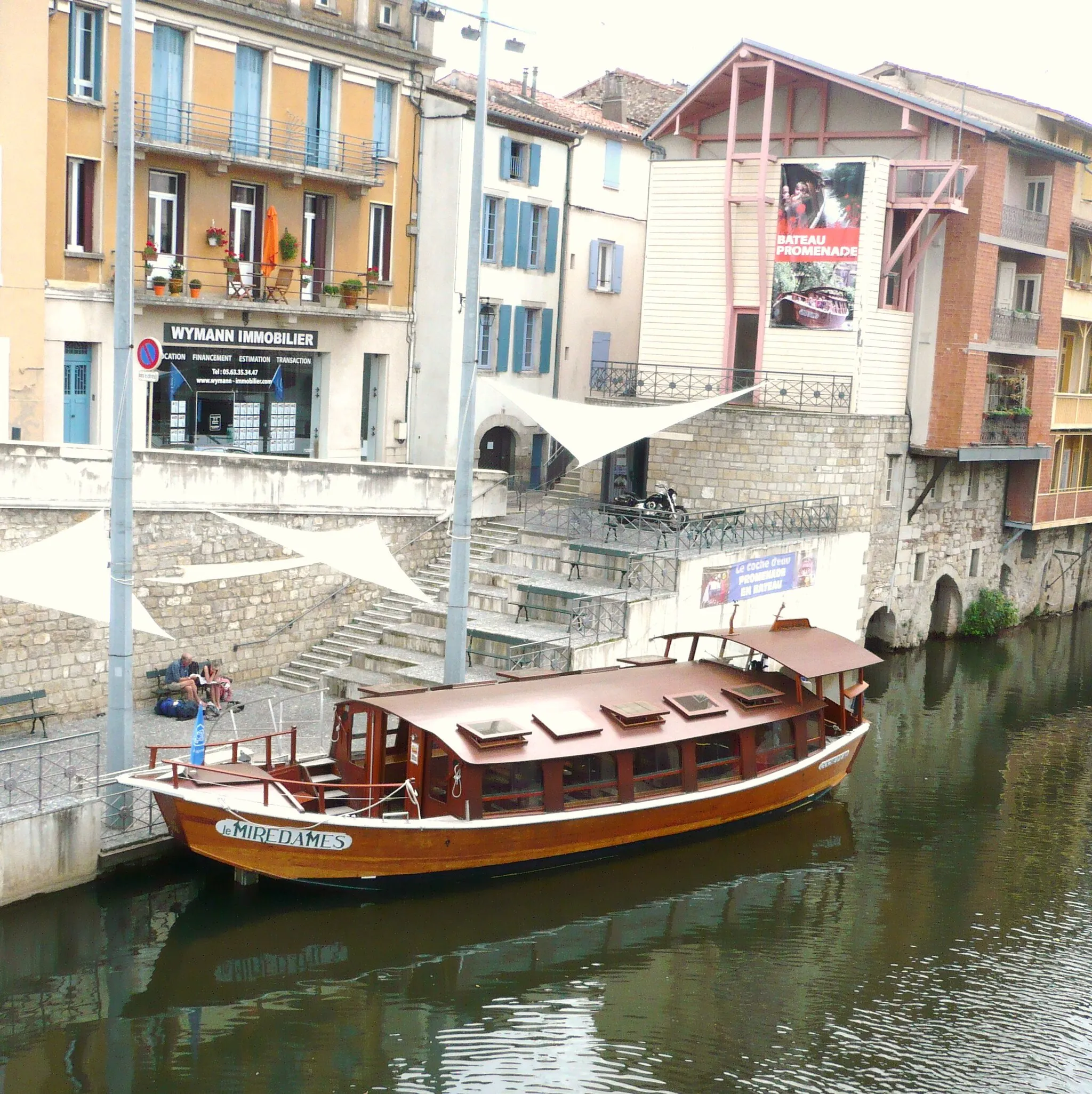 Photo showing: Le célèbre Coche d'eau, contruit en 1990 sur le modèle des diligences fluviales du XIXe siècle, fabriqué avec du bois à Castres dans le département français du Tarn.