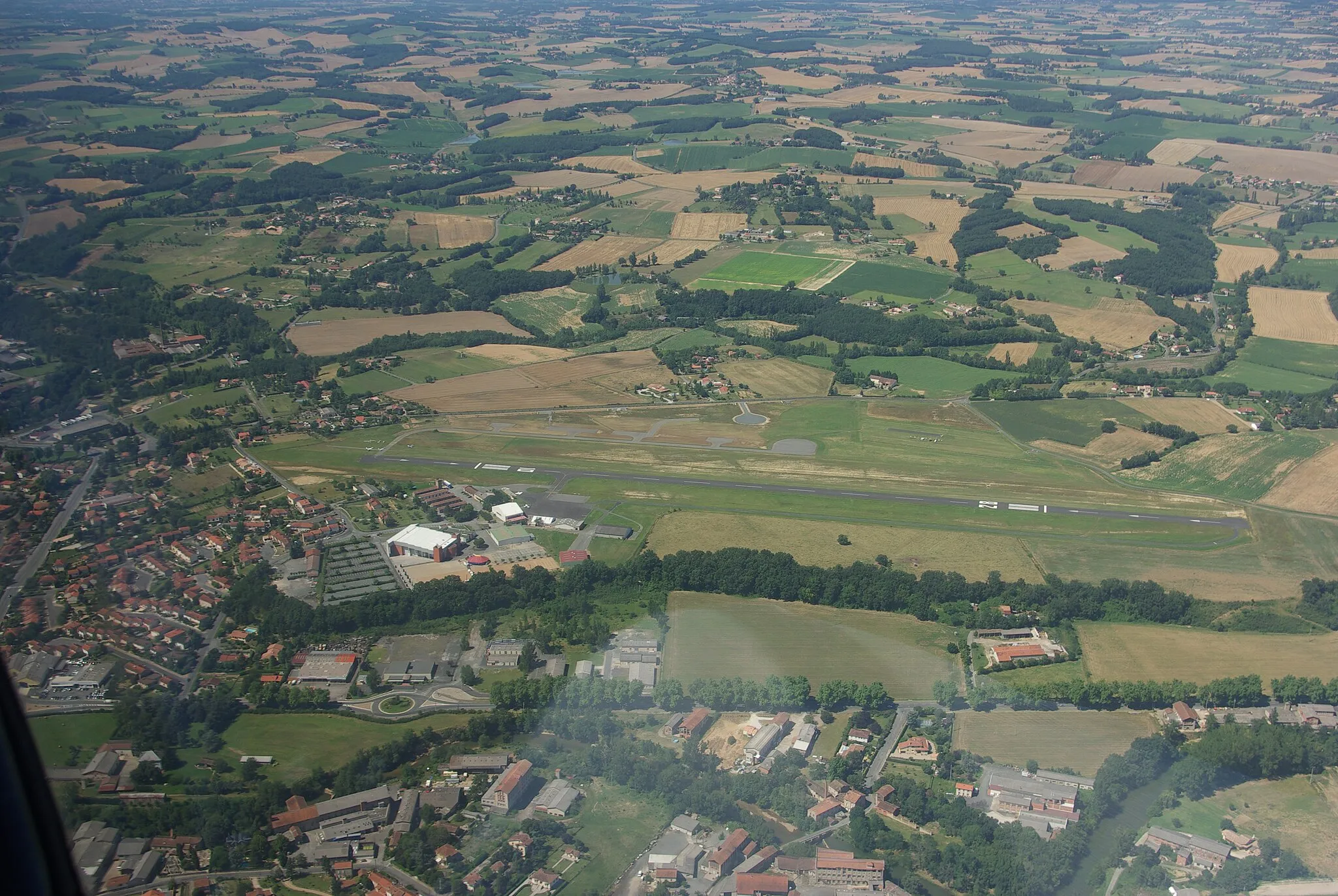 Photo showing: Aerial photo of the Grauhlet airfield (Tarn, France)