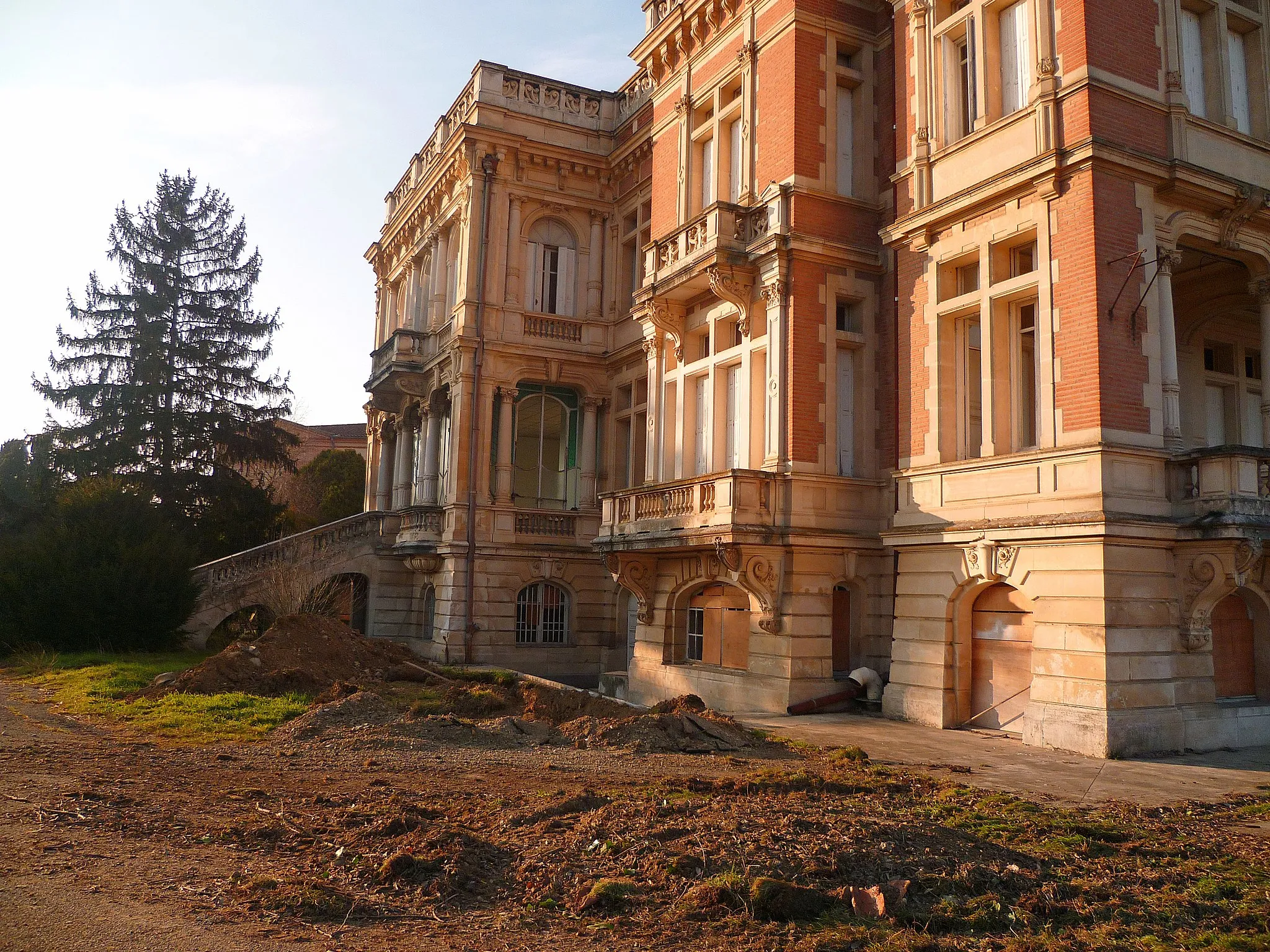 Photo showing: Colomiers (Haute-Garonne, Midi-Pyrénées, France) : Le château du Cabirol. Ancienne propriété de la clinique du Cabirol, il est transformé en immeuble d'appartements.