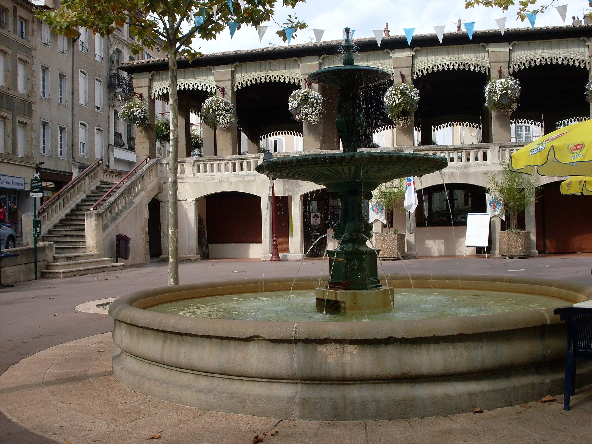 Photo showing: Castelnaudary, fountain on th Place de Verdun and Tourist office.