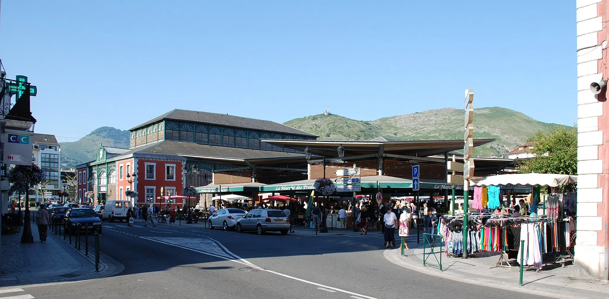 Photo showing: Marché des producteurs et Halles de Lourdes, place du Champ Commun, photo prise un samedi matin, jour de marché.