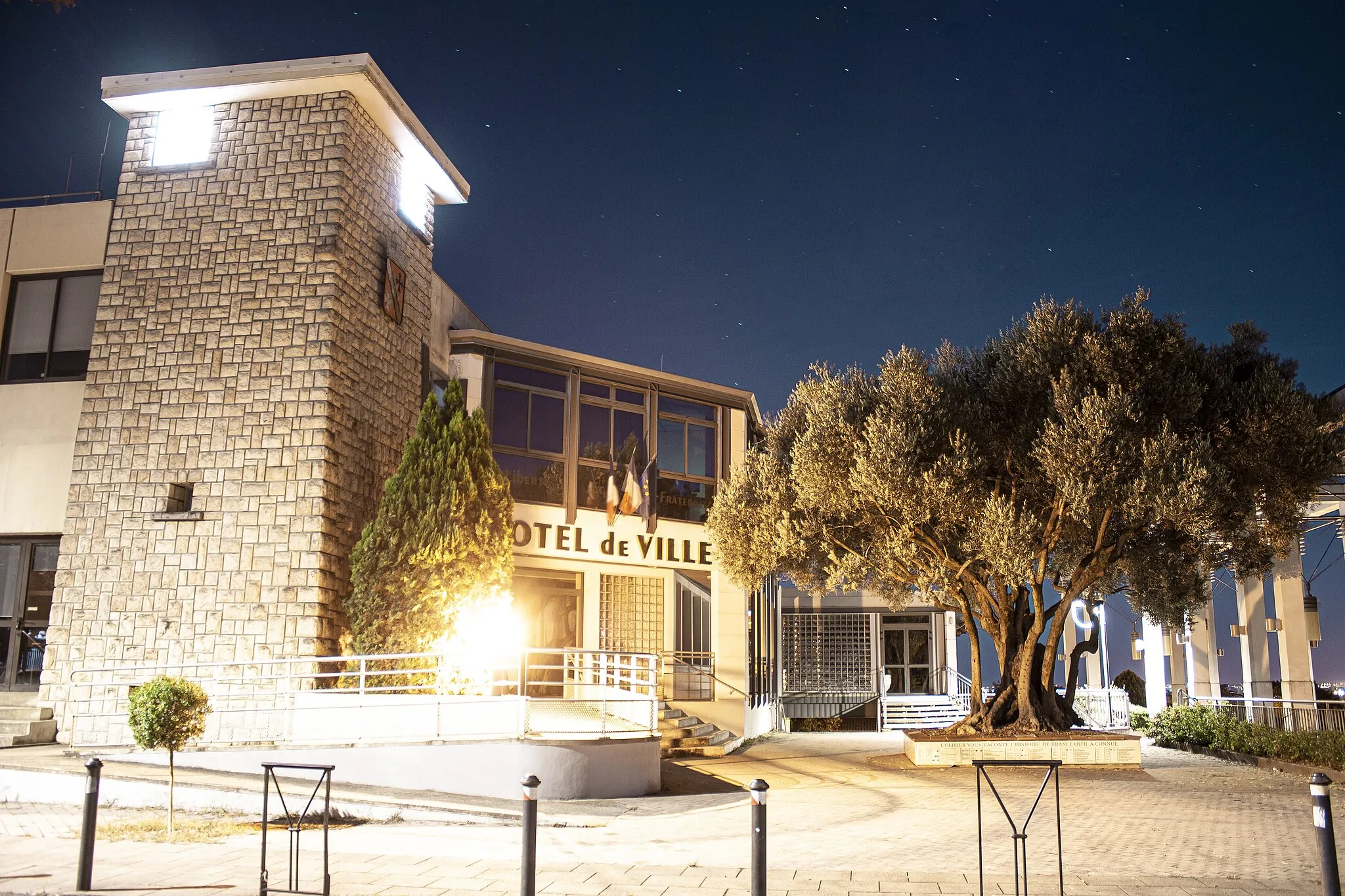 Photo showing: Photo de la façade de l'Hôtel de Ville et de l'olivier millénaire.