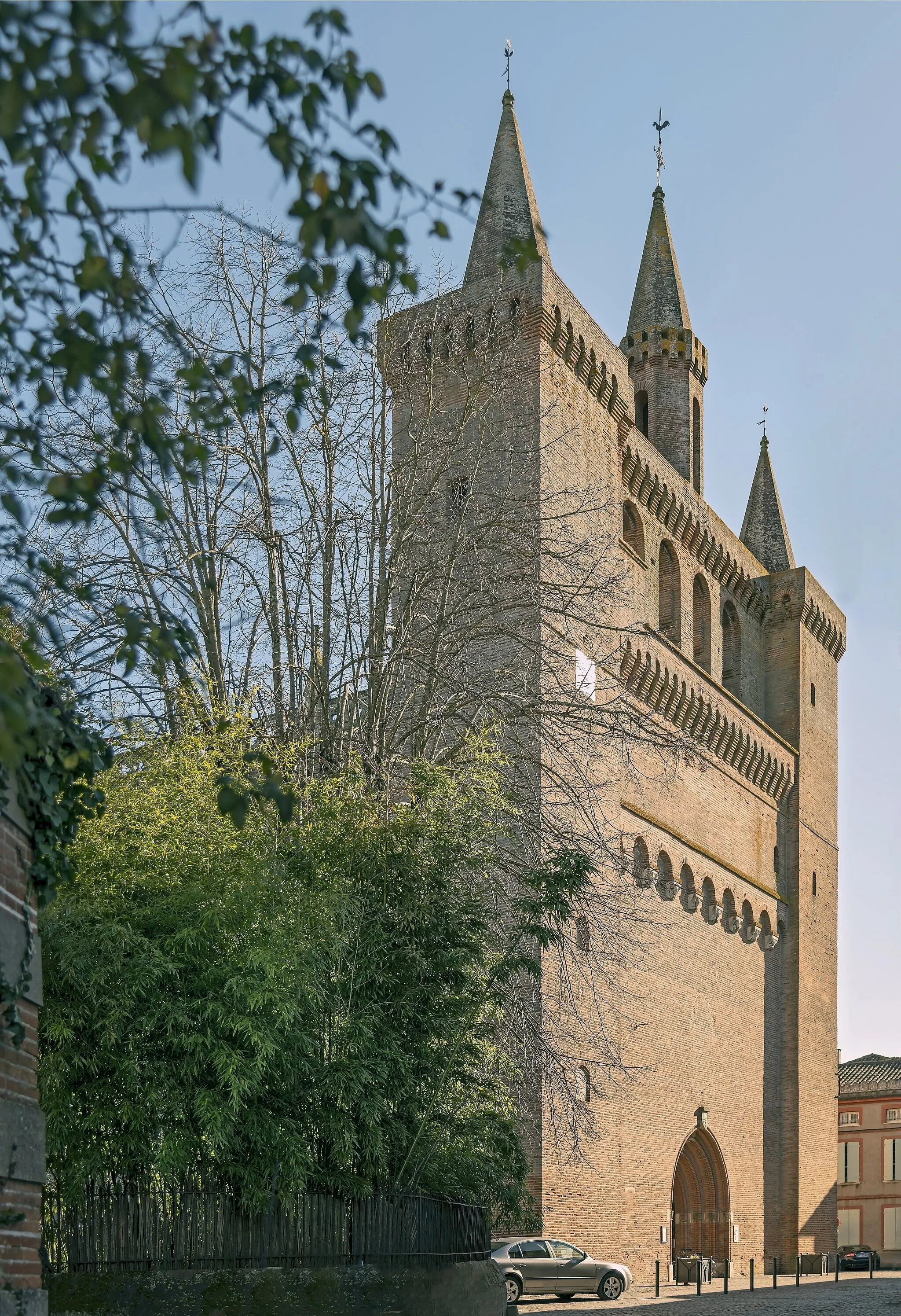 Photo showing: Saint-Sulpice-la-Pointe, Tarn France - Church of Our Lady viewed from rue Bartaud