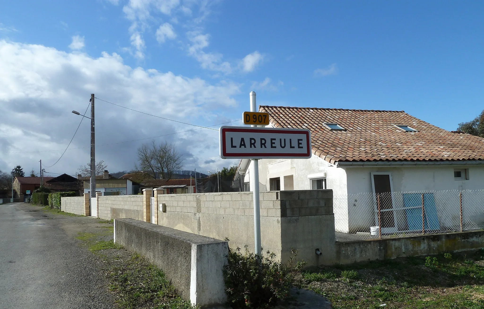 Photo showing: Entrée dans Larreule (Hautes-Pyrénées)