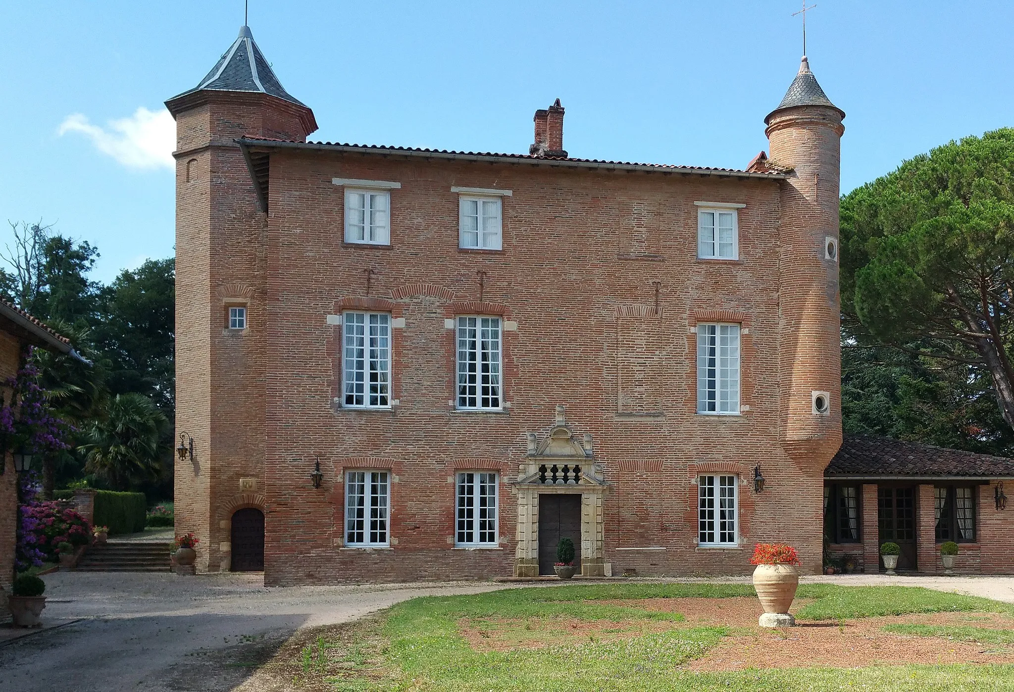 Photo showing: This building is indexed in the base Mérimée, a database of architectural heritage maintained by the French Ministry of Culture, under the reference PA00094272 .