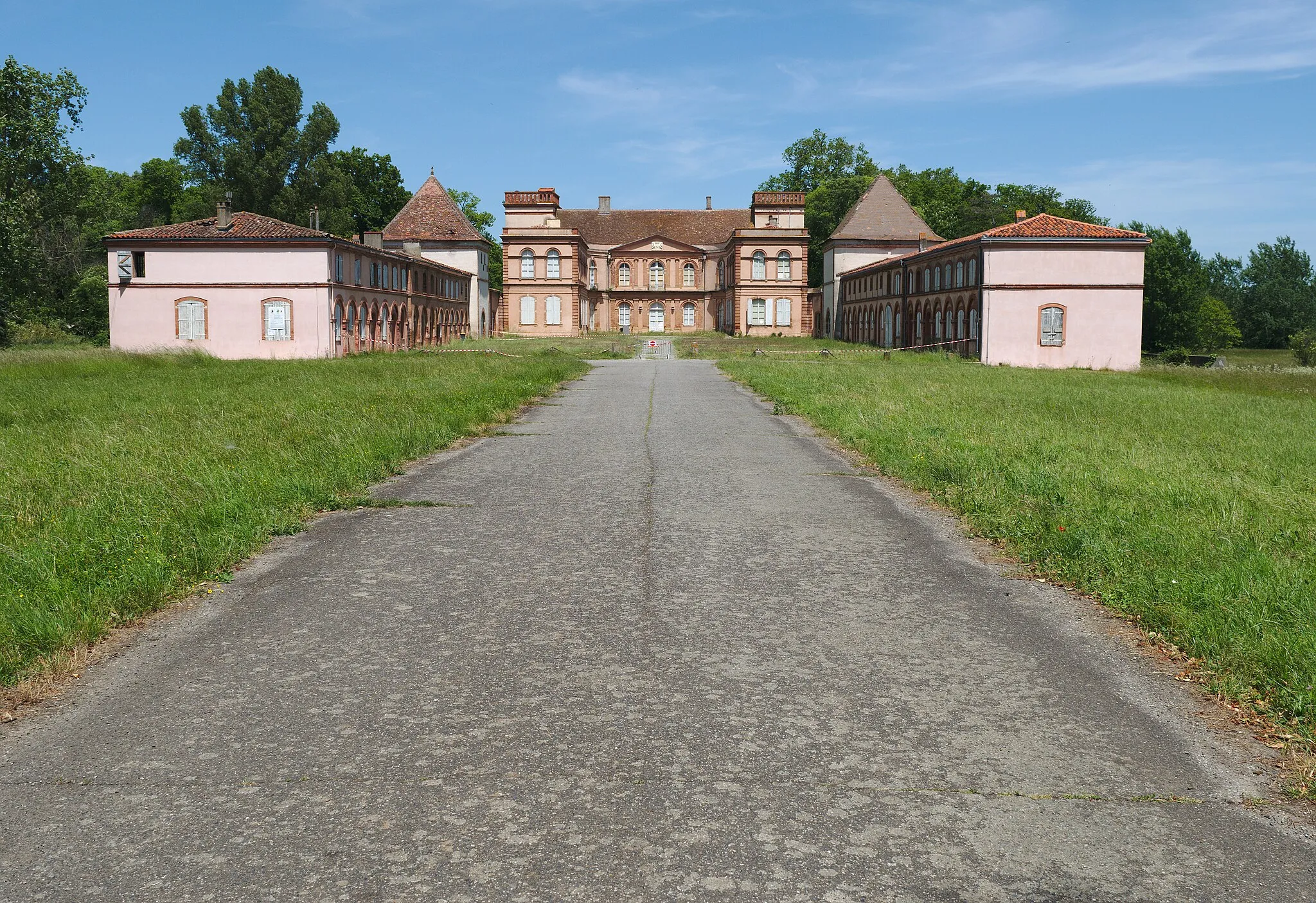 Photo showing: This building is indexed in the base Mérimée, a database of architectural heritage maintained by the French Ministry of Culture, under the reference PA00094420 .