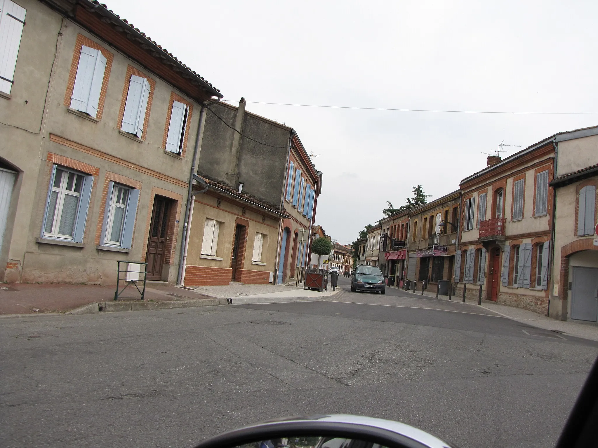 Photo showing: Une rue de Pinsaguel (Haute-Garonne, France).