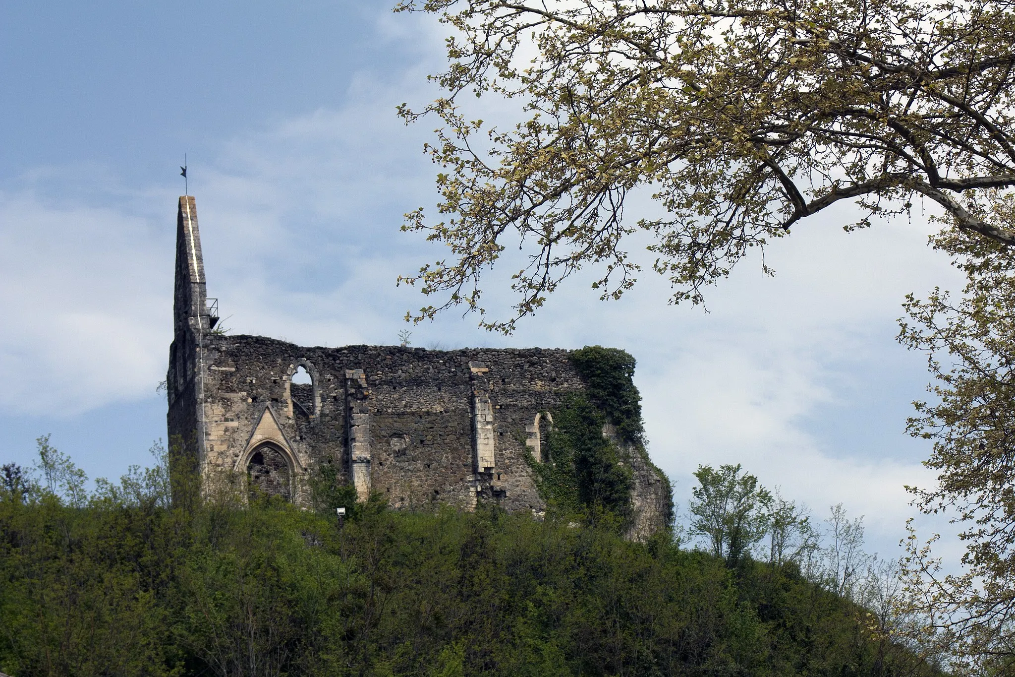 Photo showing: Ruins of the Church of Our Lady of Mercy, 14th century, destroyed in the same time as the castle of the Counts of Comminges which she was the chapel.
