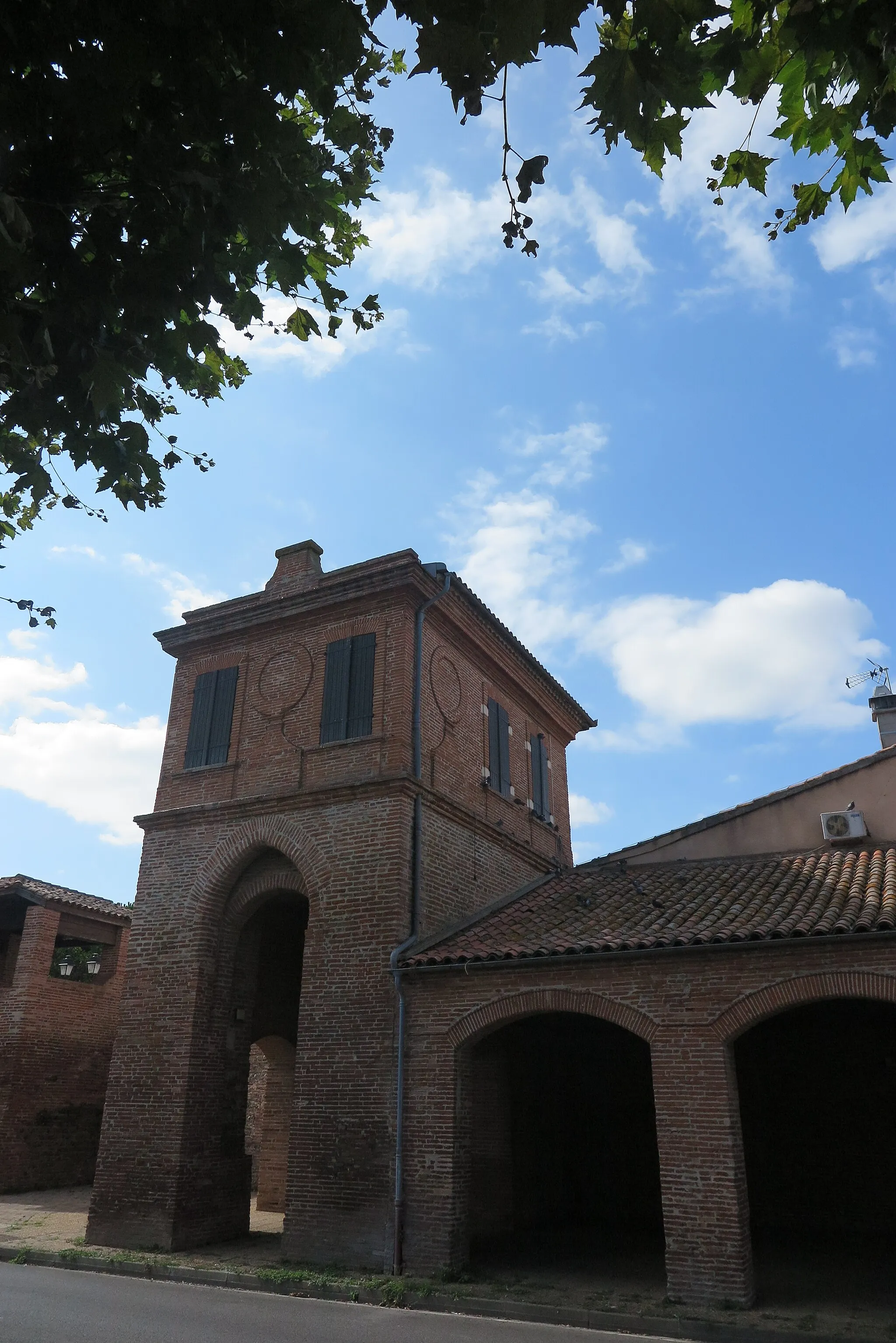 Photo showing: Voisinage église