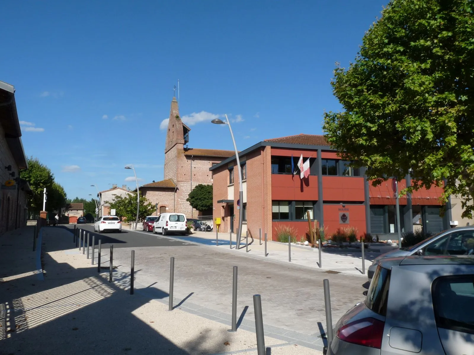 Photo showing: Eglise et mairie de Roques, Haute-Garonne, France