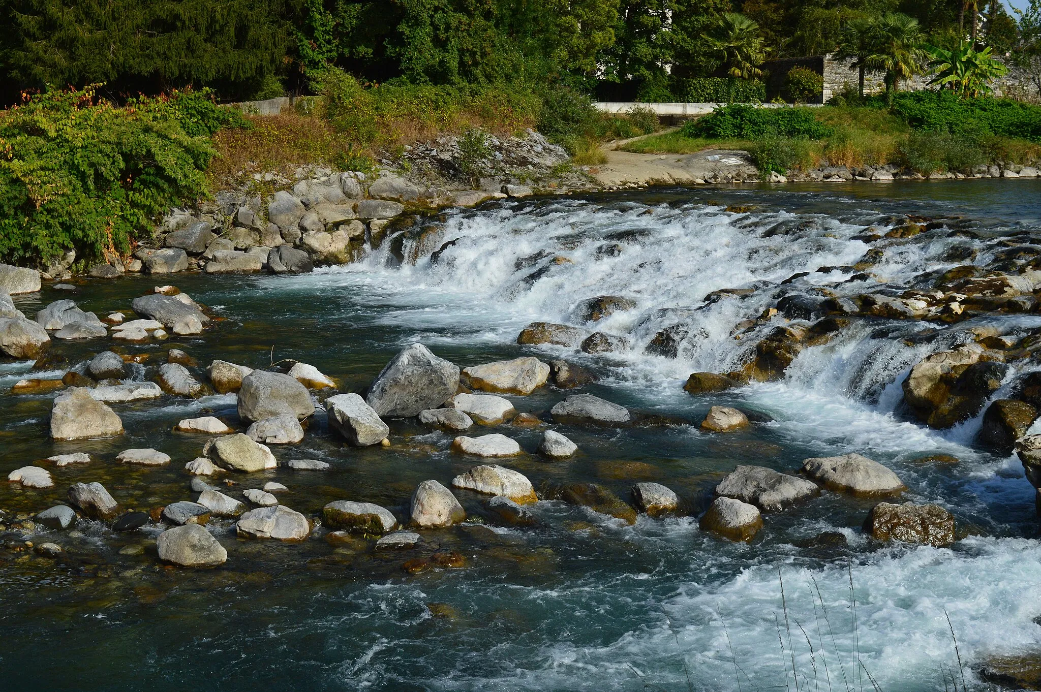 Photo showing: Petite cascade de la ville de Nay, dans les Pyrénées-Atlantiques.