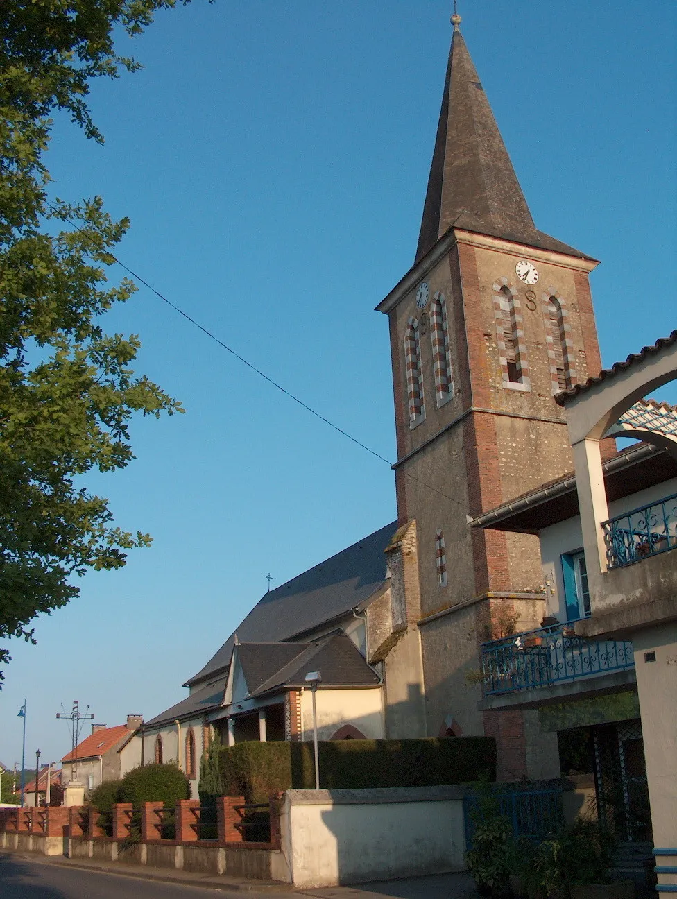 Photo showing: Soues (Hautes-Pyrenees/France) : the church (Andre Fourcade street). 
View from D92 road (Jean Maumus street), toward south-east.