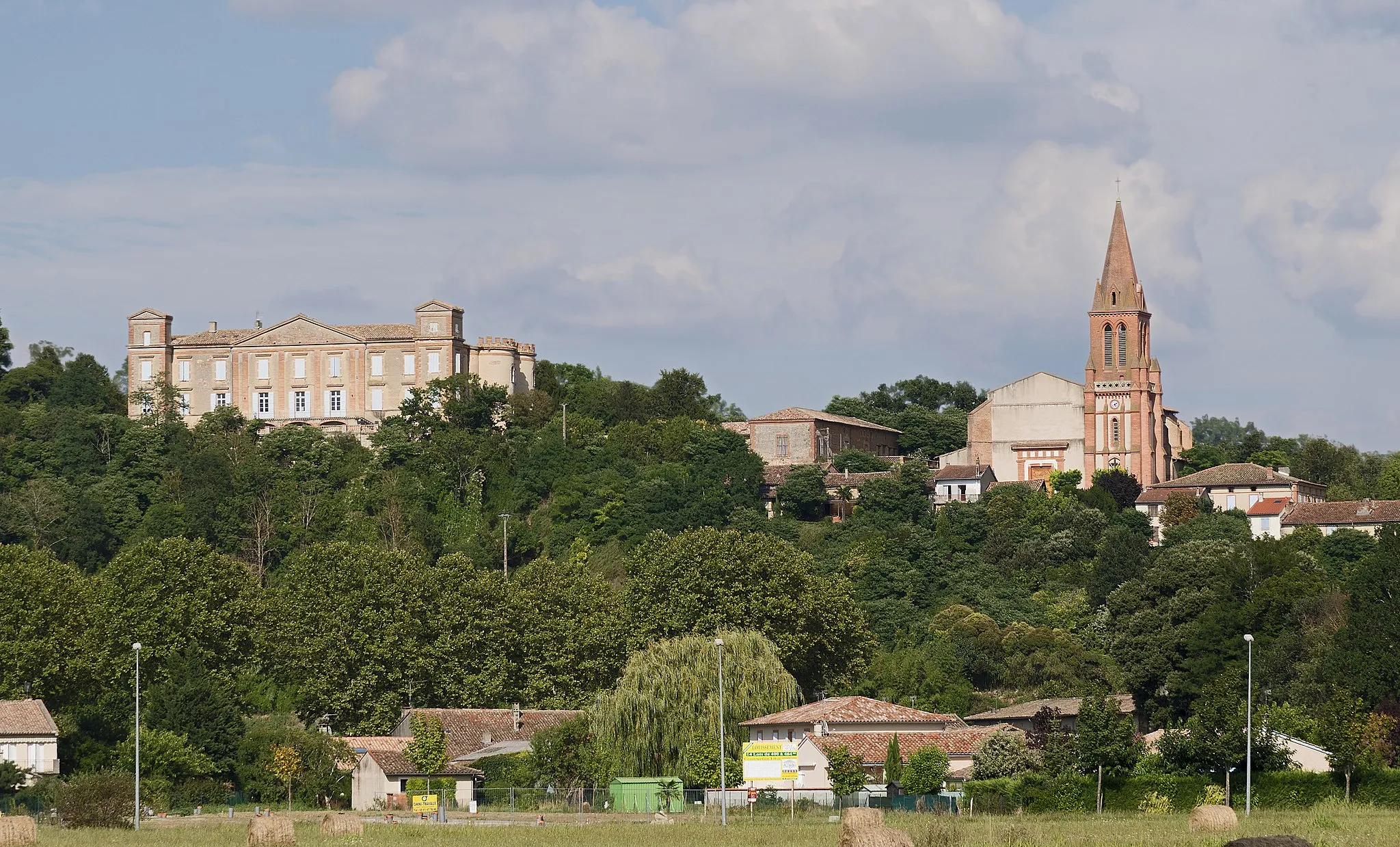 Photo showing: Castelnau-d'Estrétefonds.