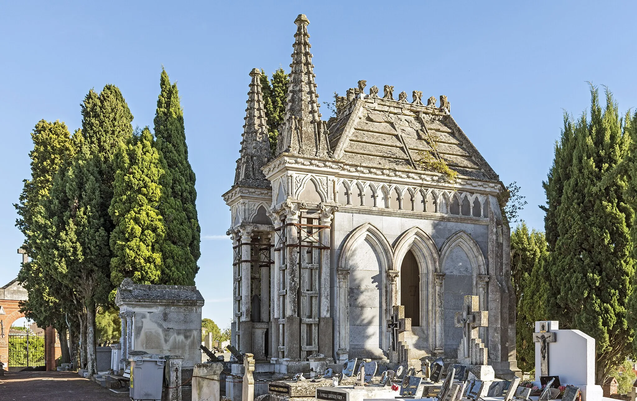 Photo showing: Castelnau-d'Estrétefonds.  Mausoleum of the Marquis de Cambolas. Neo-Gothic construction, which never sheltered the remains of the Marquis buried in Montauban. The town has made it a place of contemplation for the fallen soldiers of the First World War.