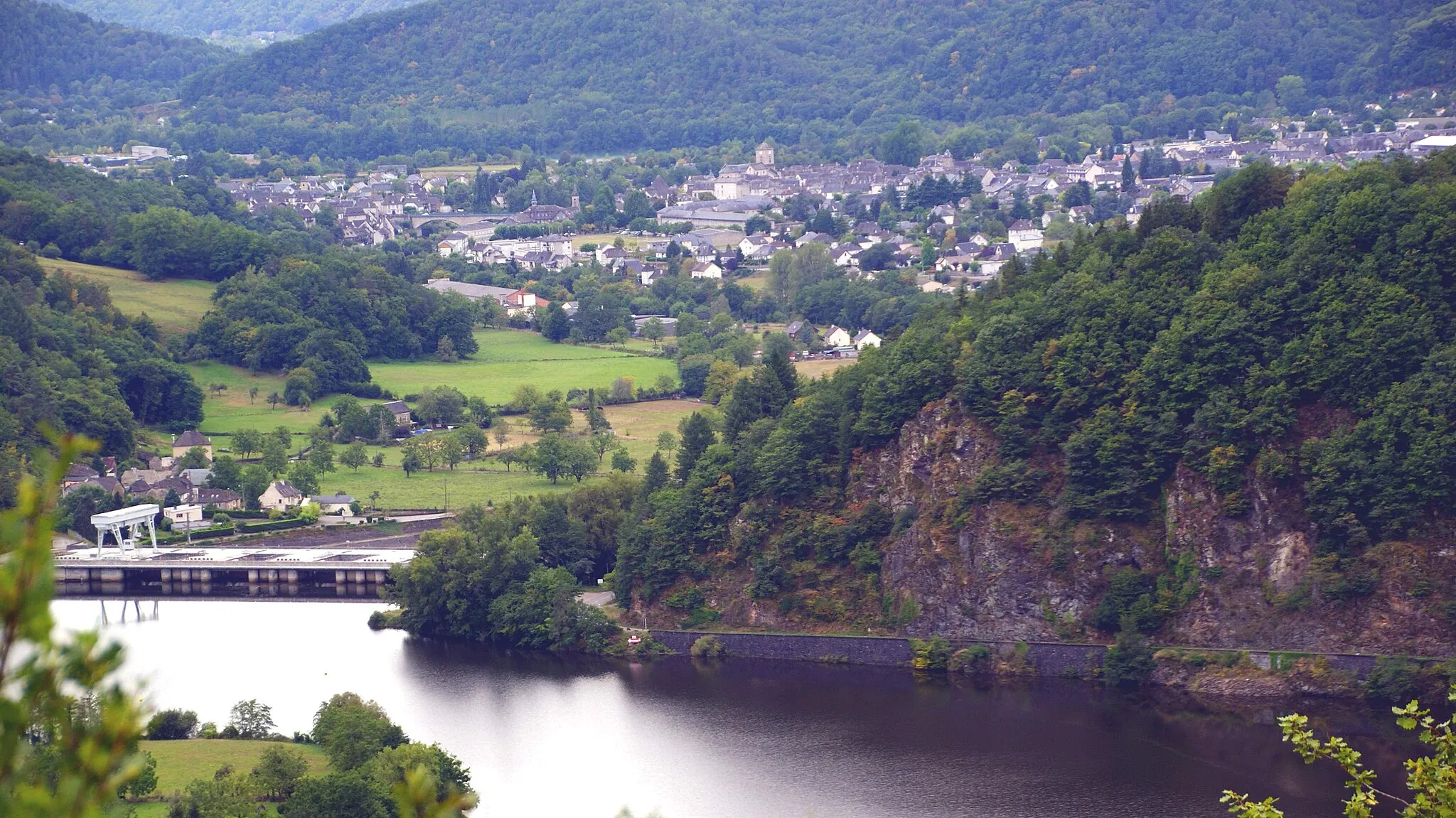 Photo showing: Argentat et son barrage depuis le Roc Castel