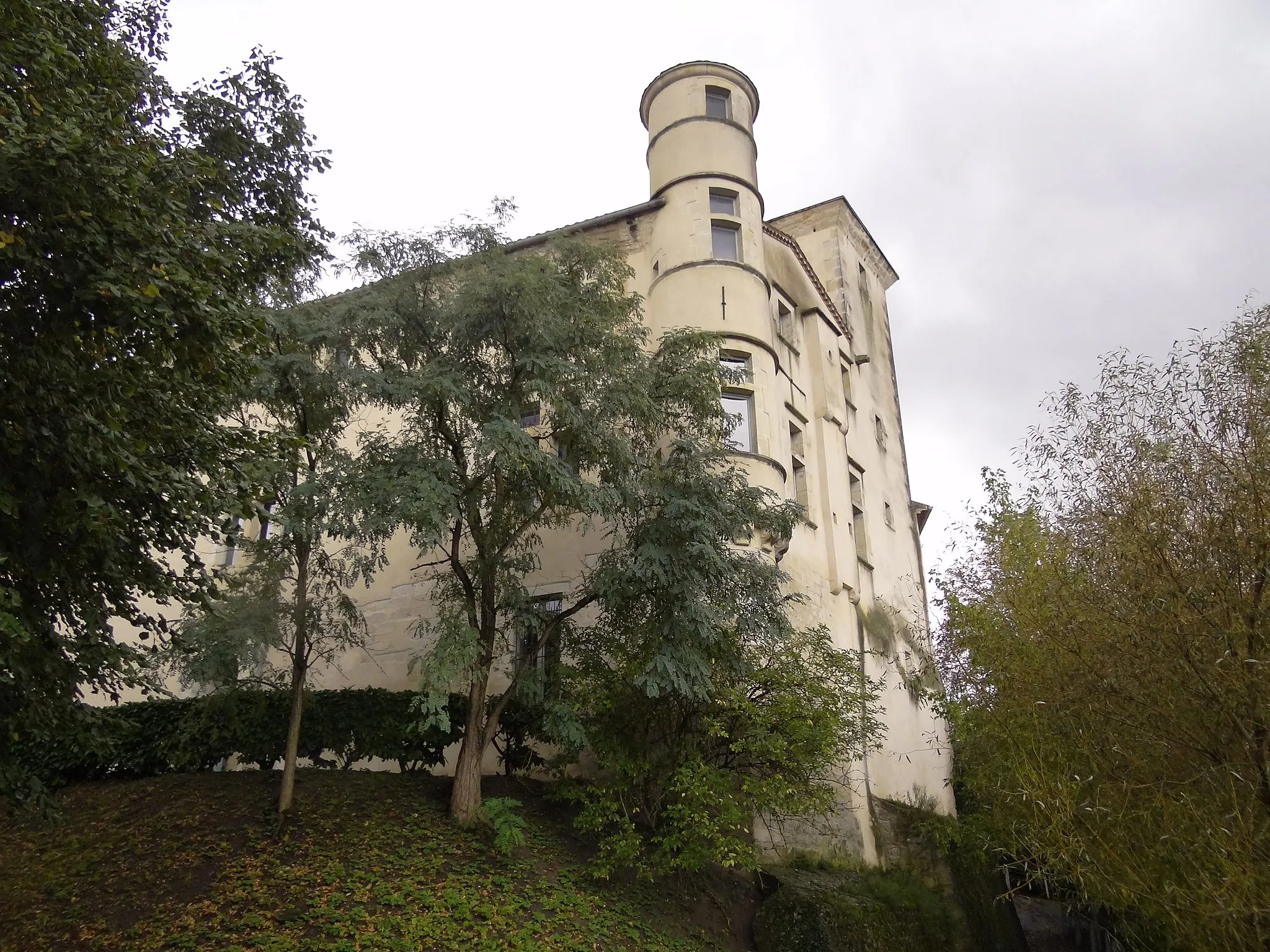 Photo showing: This building is indexed in the base Mérimée, a database of architectural heritage maintained by the French Ministry of Culture, under the reference PA00095574 .