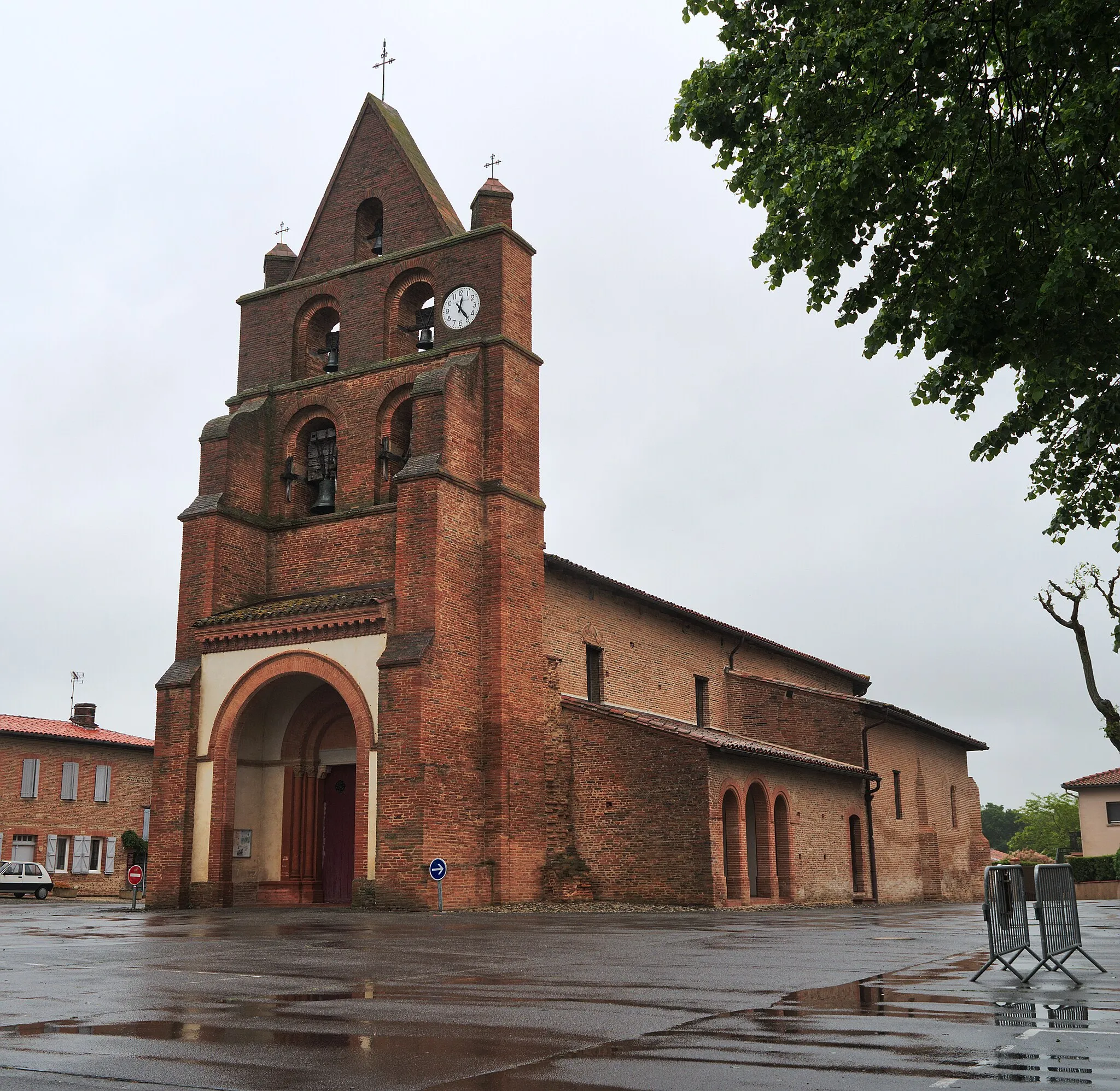 Photo showing: Church of Fontenilles by a rainy day (Haute-Garonne, France).