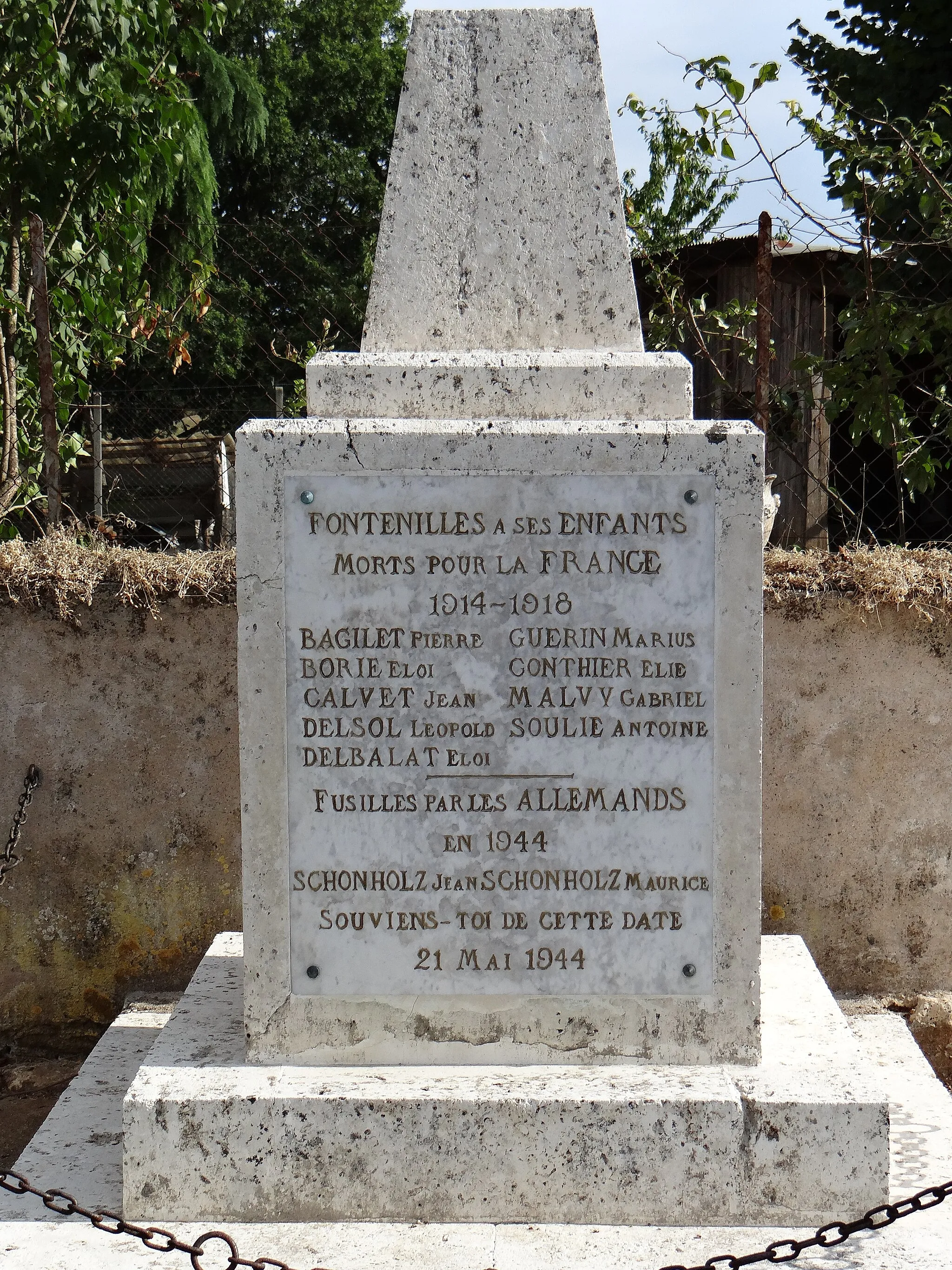 Photo showing: Fontenilles (Mazeyrolles) - Monument aux morts