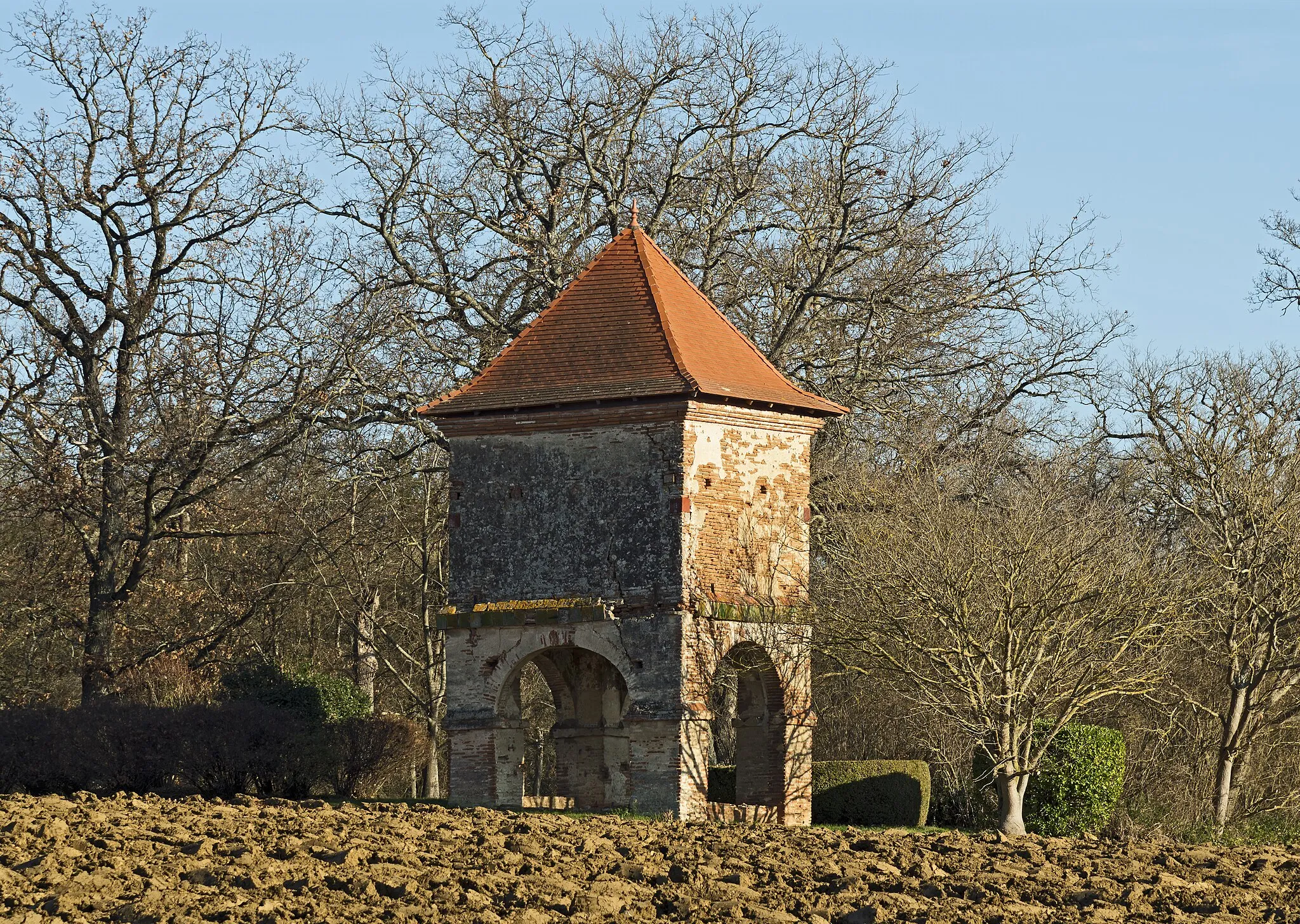 Photo showing: This building is inscrit au titre des monuments historiques de la France. It is indexed in the base Mérimée, a database of architectural heritage maintained by the French Ministry of Culture, under the reference PA00094360 .