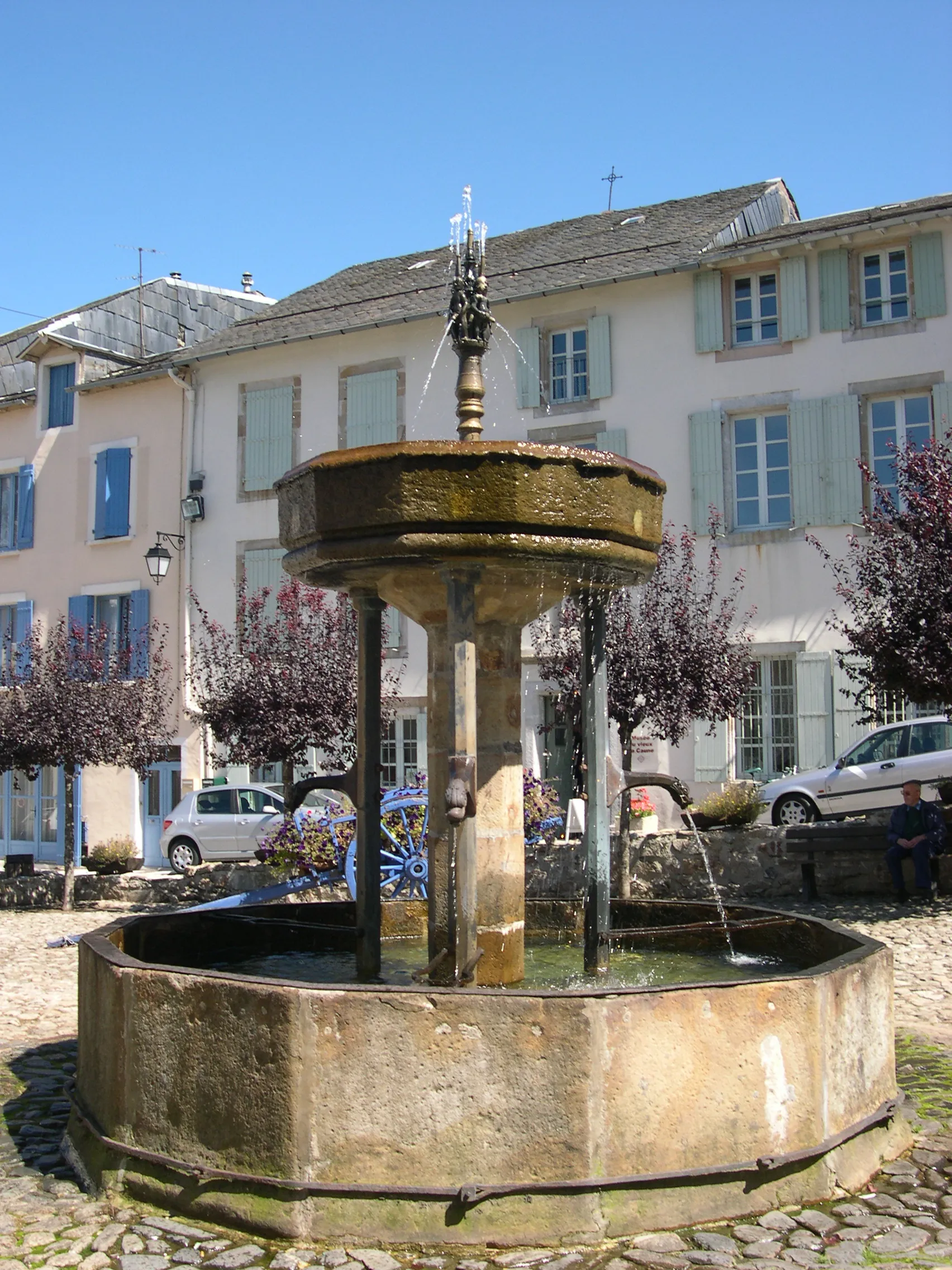 Photo showing: Lacaune (Tarn) - Fontaine des Pisseurs (XVIe siècle).