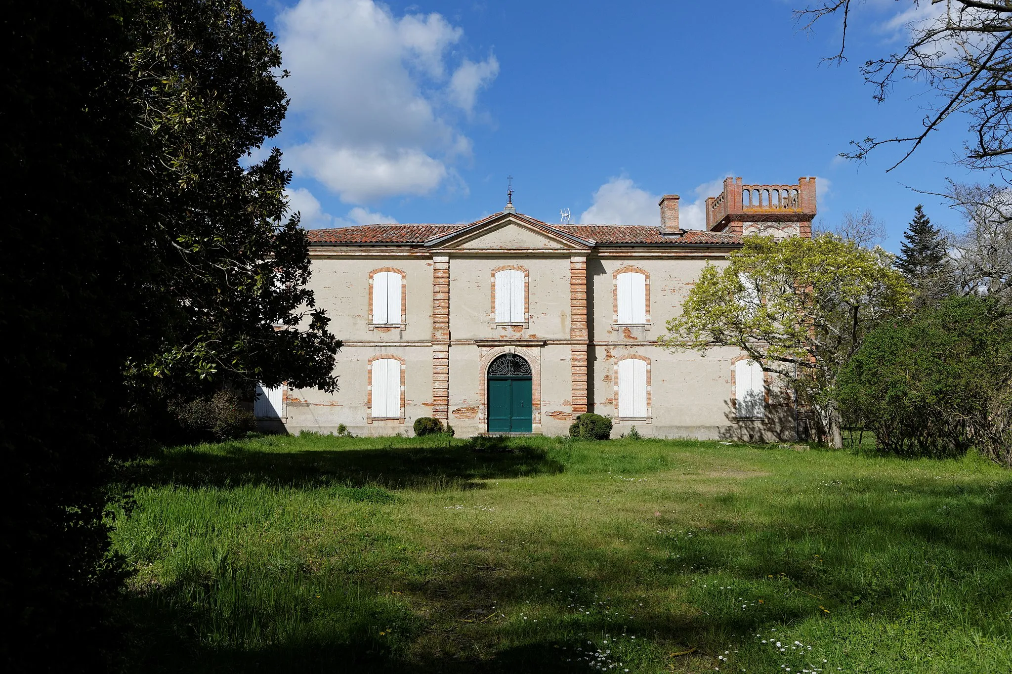 Photo showing: This building is indexed in the base Mérimée, a database of architectural heritage maintained by the French Ministry of Culture, under the reference PA00094336 .