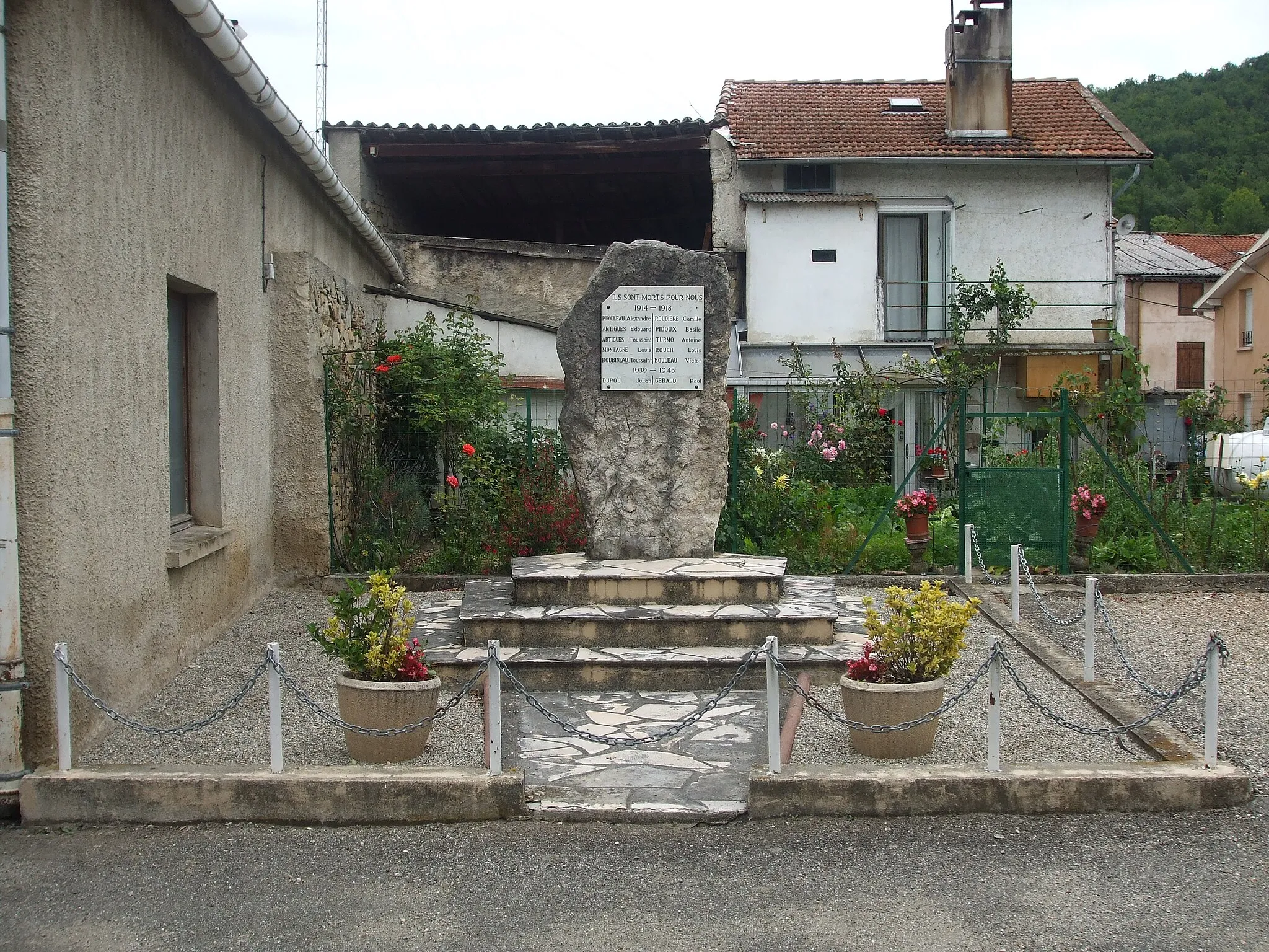 Photo showing: War memorial in L'Aiguillon.