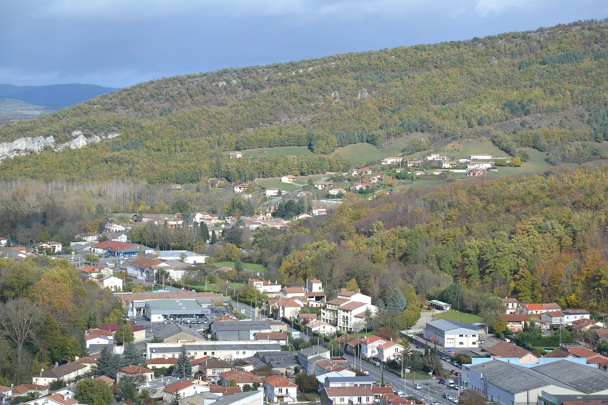 Photo showing: Lavelanet, route de Dreuilhe et Mirepoix. Vue depuis Sainte-Ruffine (Ariège, France).