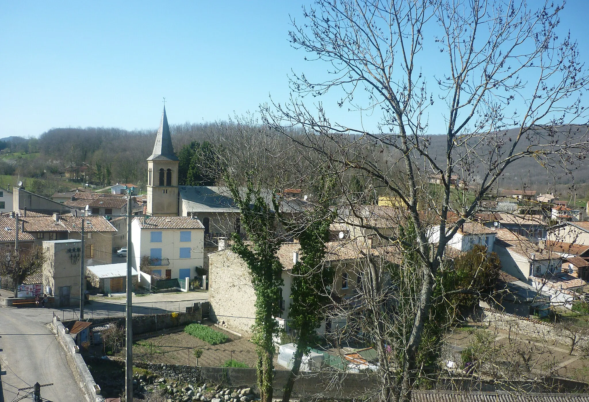 Photo showing: Vue du centre du village de Villeneuve-d'Olmes depuis la route de Bénaix (au premier plan) , vue de l'église