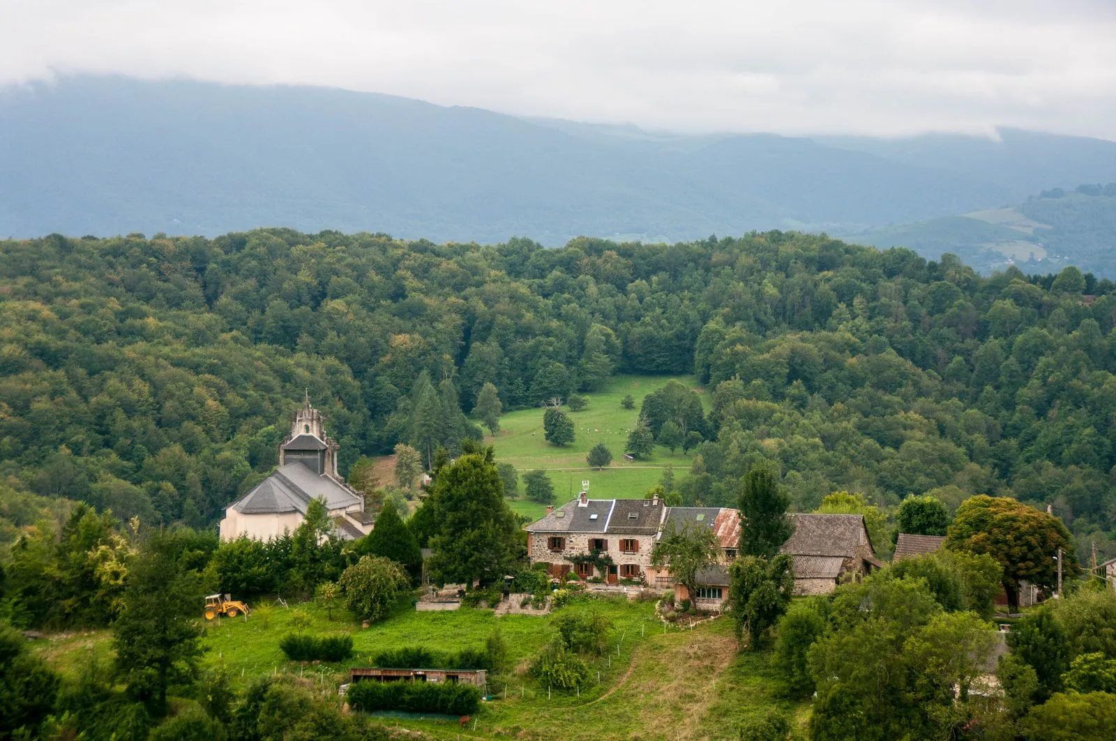 Photo showing: Vue sur le village et son église.