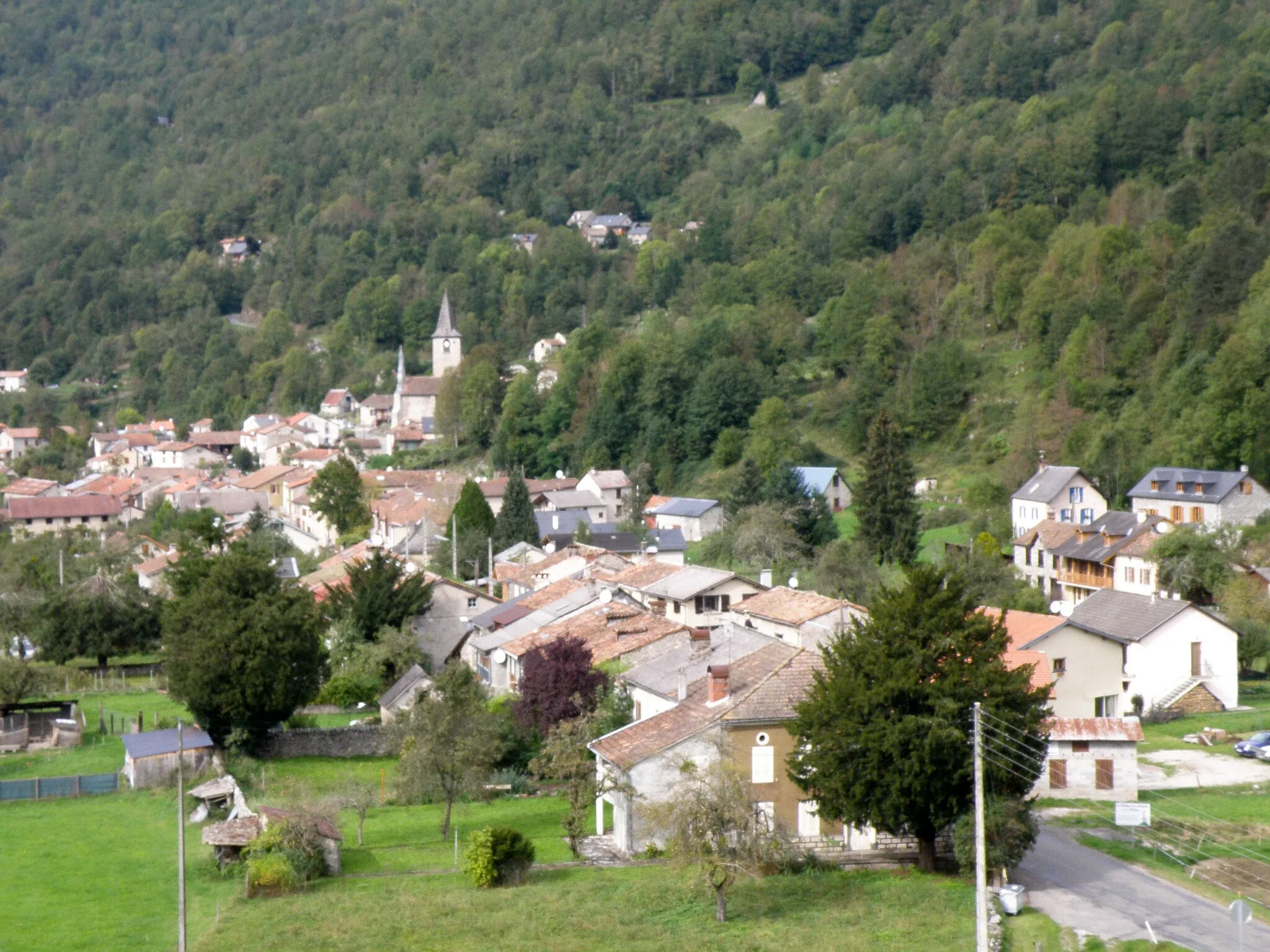 Photo showing: Le village vue depuis le calvaire - Ercé - Ariège (France)