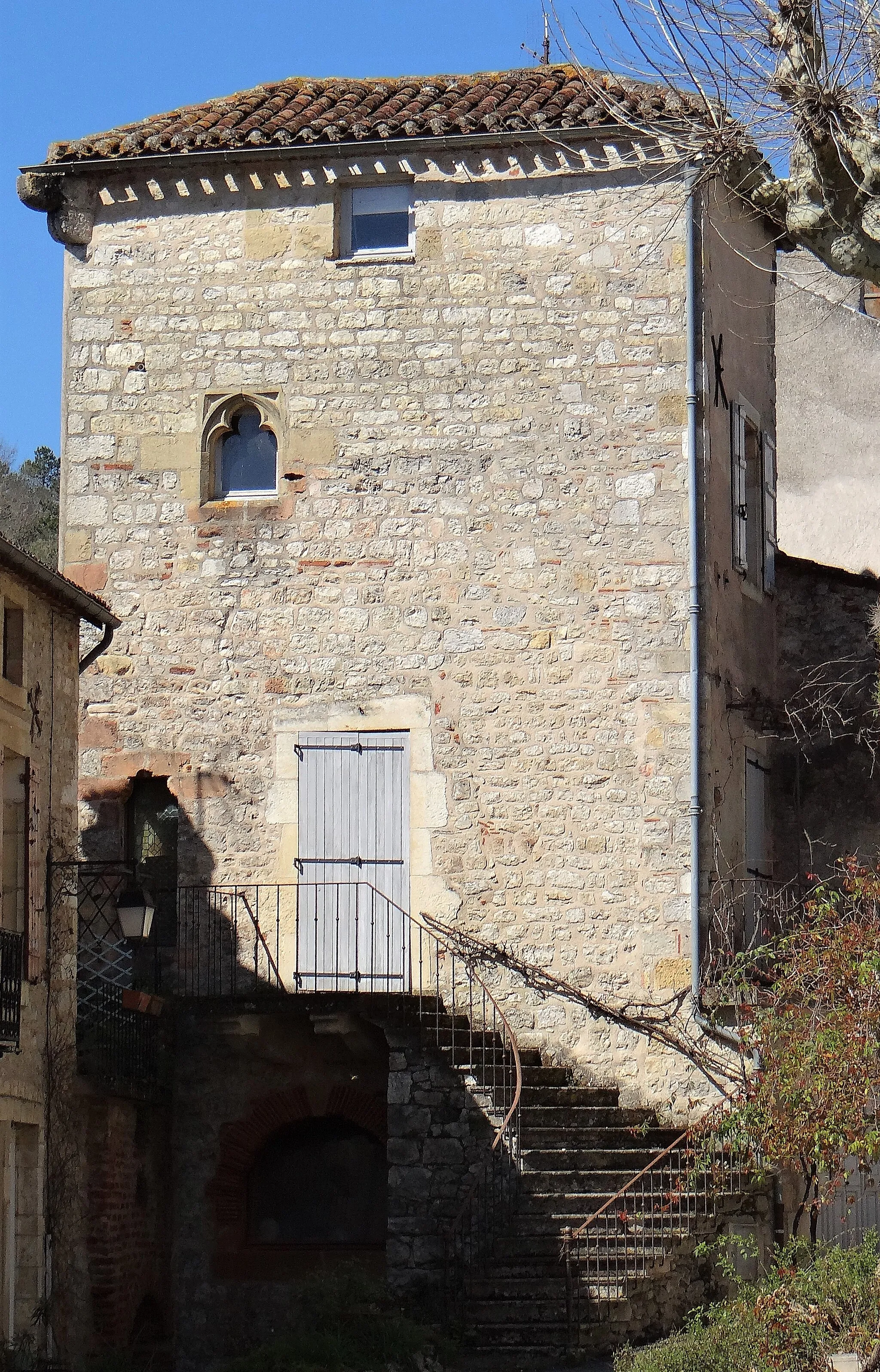 Photo showing: Albas - Tour, dite « Tour des Consuls », fin du XIIIe siècle/début du XIVe siècle, qui surveillait l'entrée occidentale du bourg castral.