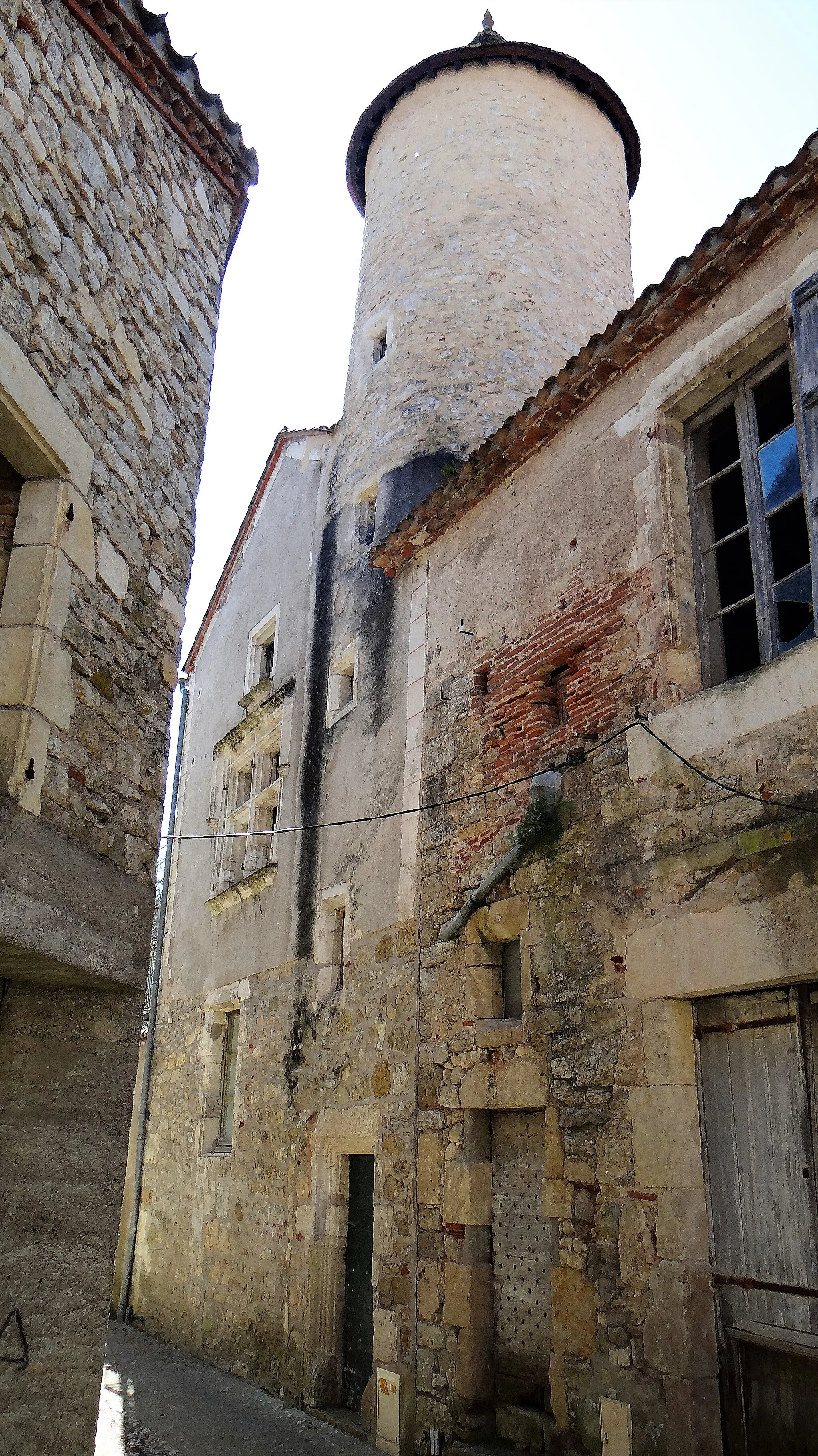 Photo showing: Albas - Maison des Mirepoises - Façade sur la rue avec tour-escalier