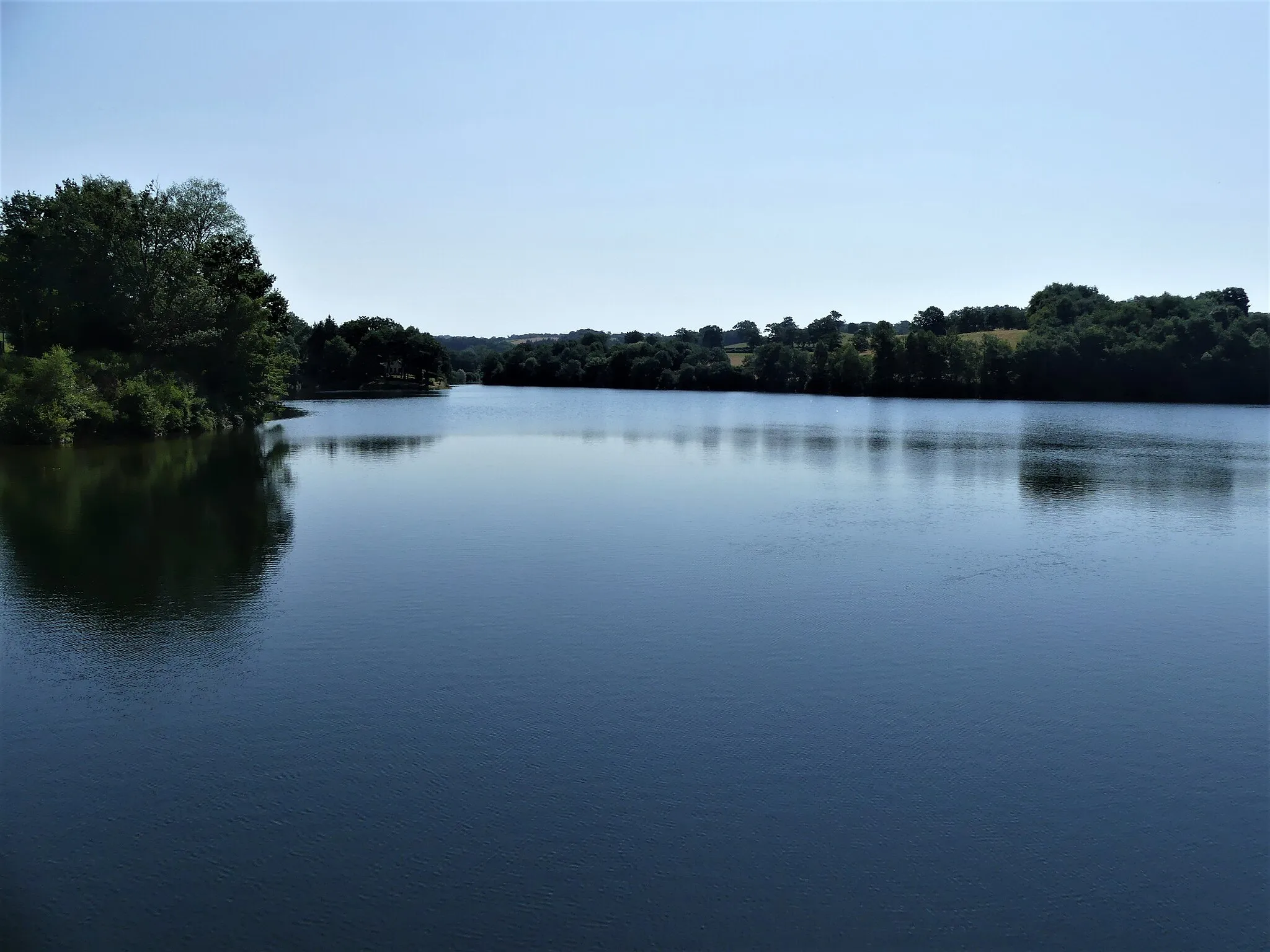 Photo showing: Le lac de Bage à proximité du barrage, à Pont-de-Salars, Aveyron, France.