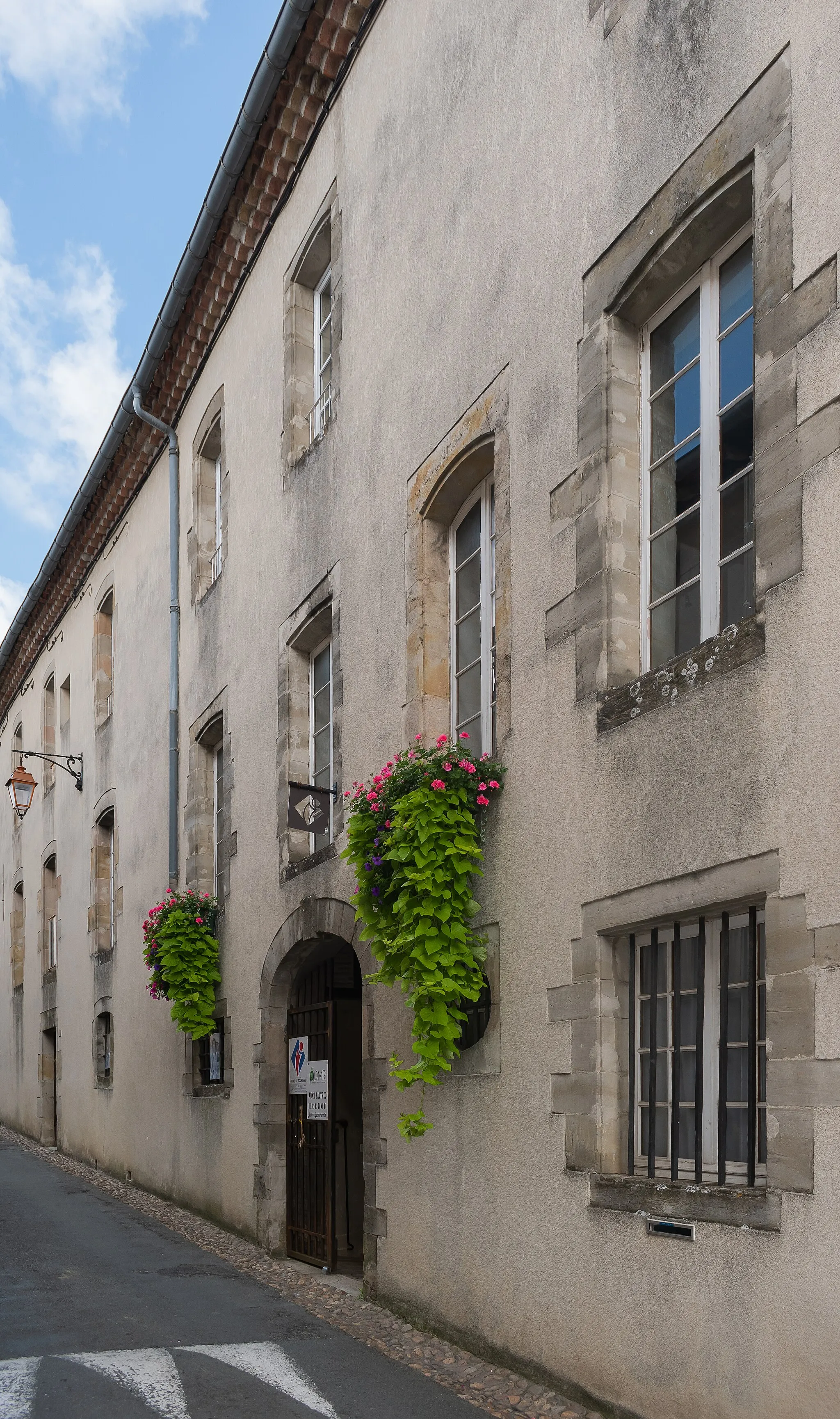 Photo showing: Town hall of Lautrec, Tarn, France