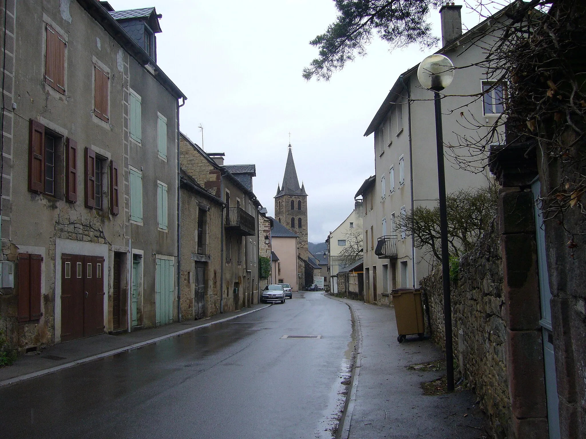 Photo showing: Une rue de Banassac (Lozère, France), et l'église au fond