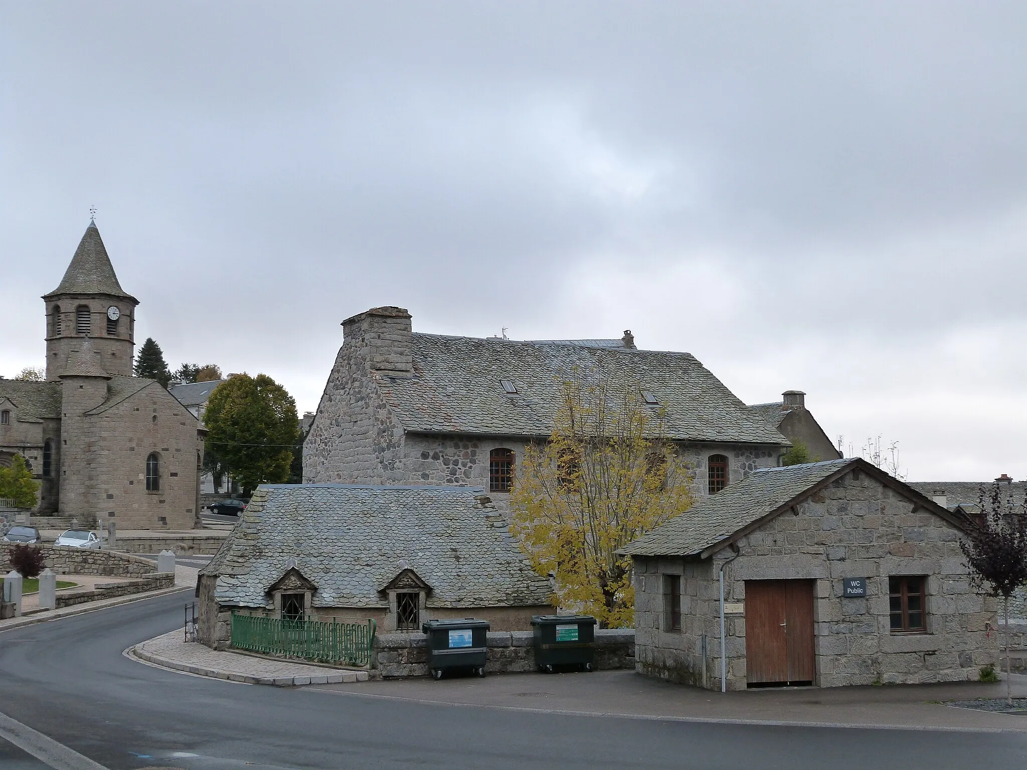 Photo showing: L'église et l'office de tourisme à Nasbinals (Lozère)