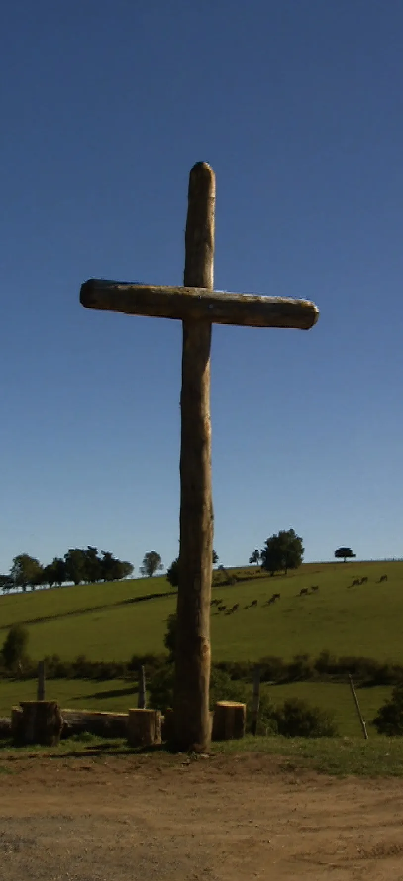 Photo showing: La croix du Pal est située à la limite de la  commune de Pomayrols (Aveyron) et  de Trélans  (Lozère). La croix actuelle a été dressée en septembre 2011, la précédente datait de 1970  succédant aux croix antérieures érigées en cet endroit pour exorciser le site de  l'ancien gibet des seigneurs de Pomayrols.