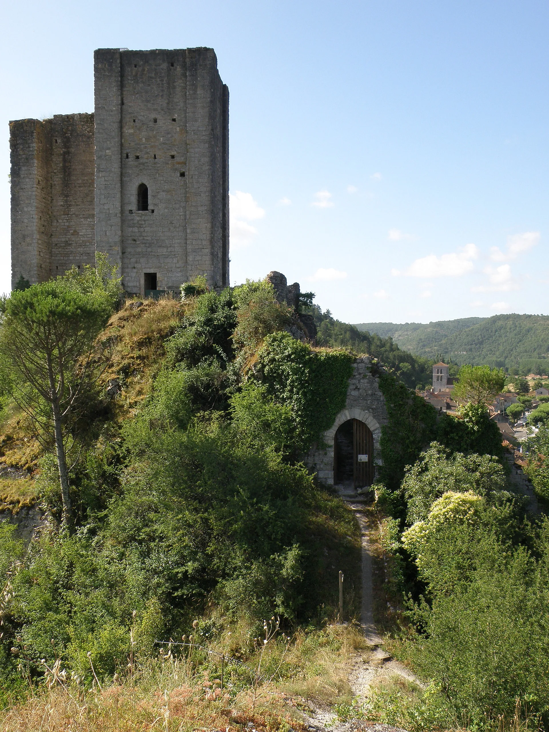 Photo showing: Luzech, ville dans le département du Lot, région Midi-Pyrénées, France.
Donjon épiscopal du XIIe siècle, haut de 24 mètres, coiffant le rocher de Saint-Projet, à l’endroit où l’isthme du cingle (=méandre) de Luzech est le plus resserré. Face nord de la tour. À l'avant-plan, chemin montant au sommet de la butte de l'Impernal, située plus au nord, derrière nous. Au fond à droite, ville de Luzech avec clocher de l'église Saint-Pierre. Coup d'œil vers le sud.
