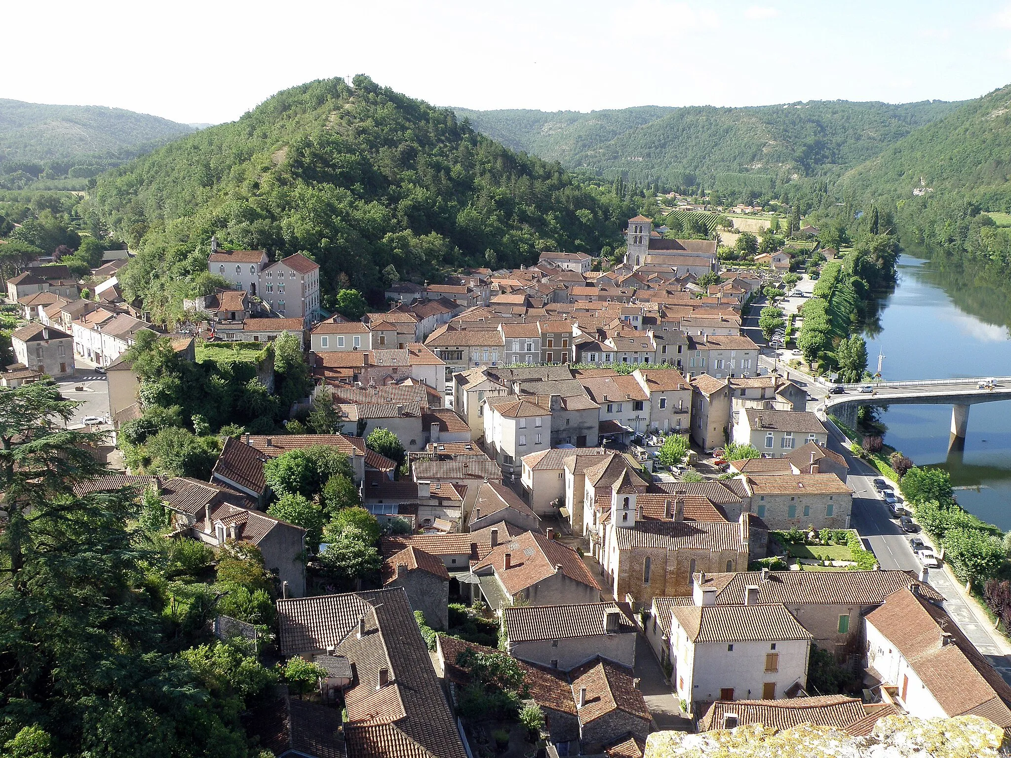 Photo showing: Luzech, ville dans le département du Lot, région Midi-Pyrénées, France.
Vue générale de la ville prise depuis le sommet du donjon. Coup d’œil vers le sud. On remarque en bas à droite, la chapelle Saint-Jacques, dite des Pénitents bleus ; au fond à droite, église Saint-Pierre ; au fond, au centre gauche, montagne de la Pistoule ; contre le bord droit de la photo, les eaux de la rivière Lot.