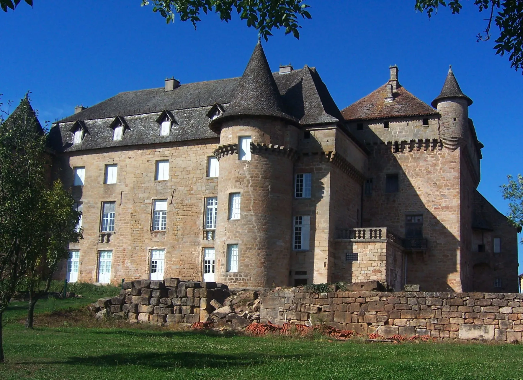 Photo showing: Château de Lacapelle-Marival, vue de la façade Sud - Castle of Lacapelle-Marival seen by the south.