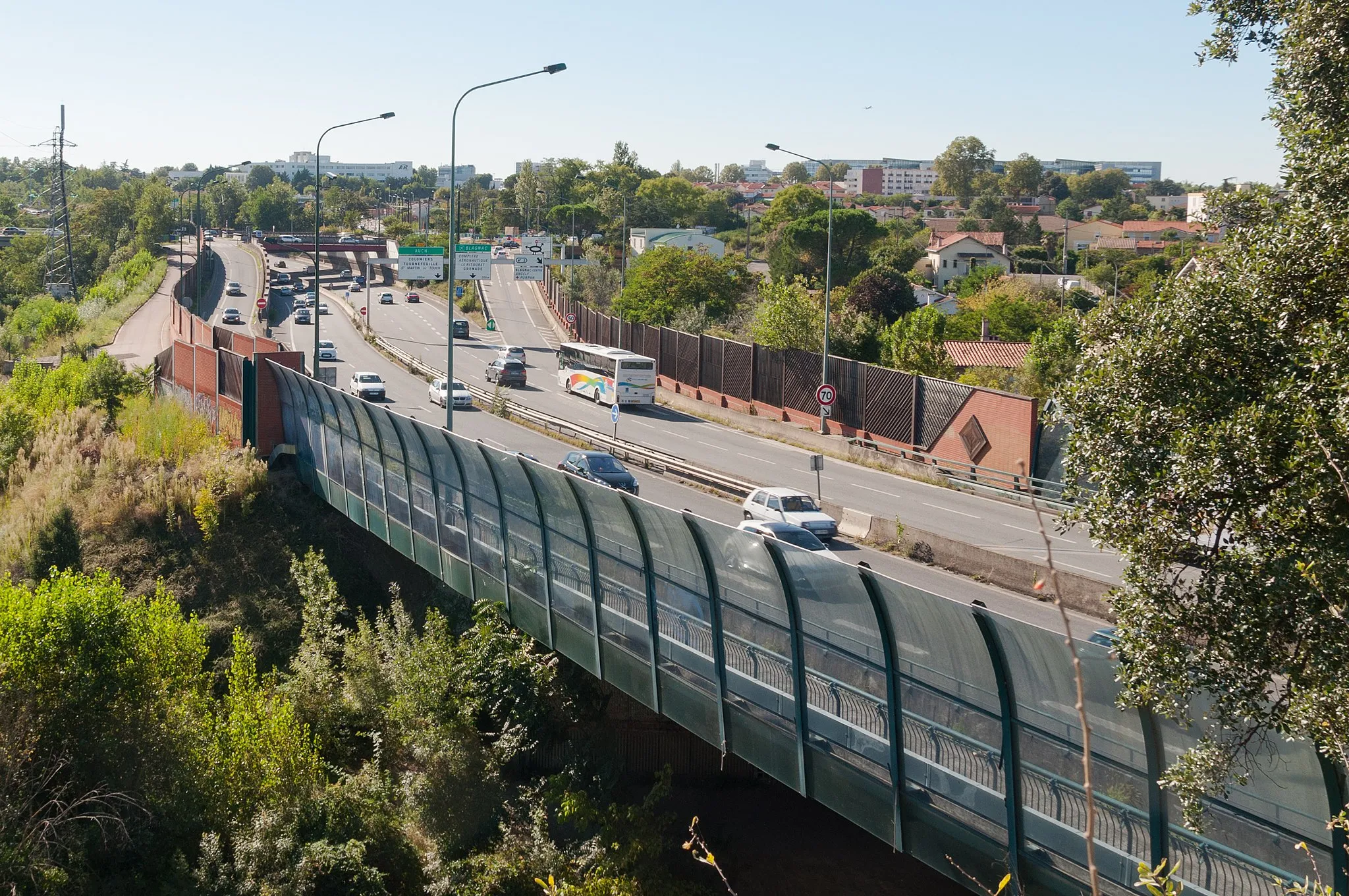 Photo showing: Autoroute A621 ("Fil d'Ariane") à Toulouse depuis un point de vue du quartier Ancely. Le pont d'Ancely enjambe ici le Touch qui sépare Toulouse (à gauche) de Blagnac (à droite) afin de franchir la Garonne.